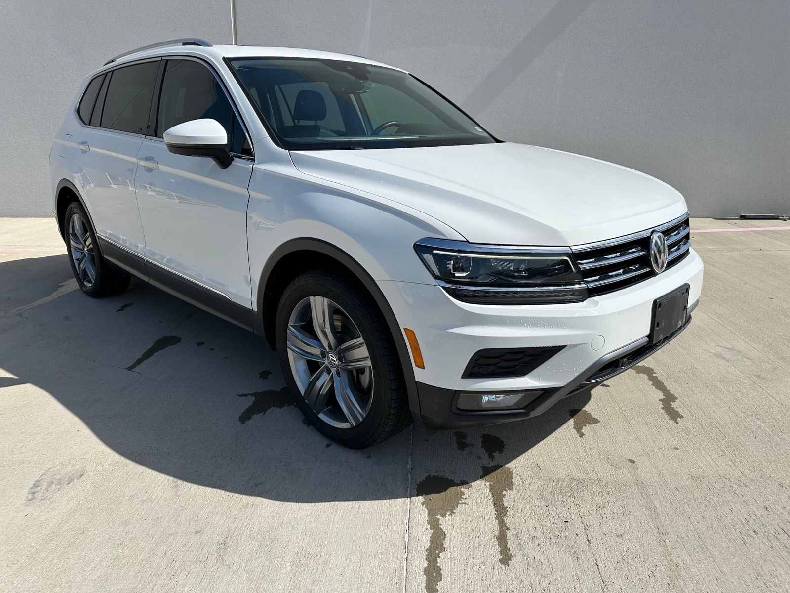 Pure White 2018 Volkswagen Tiguan SUV / Crossover Front-Wheel Drive 8-Speed Automatic