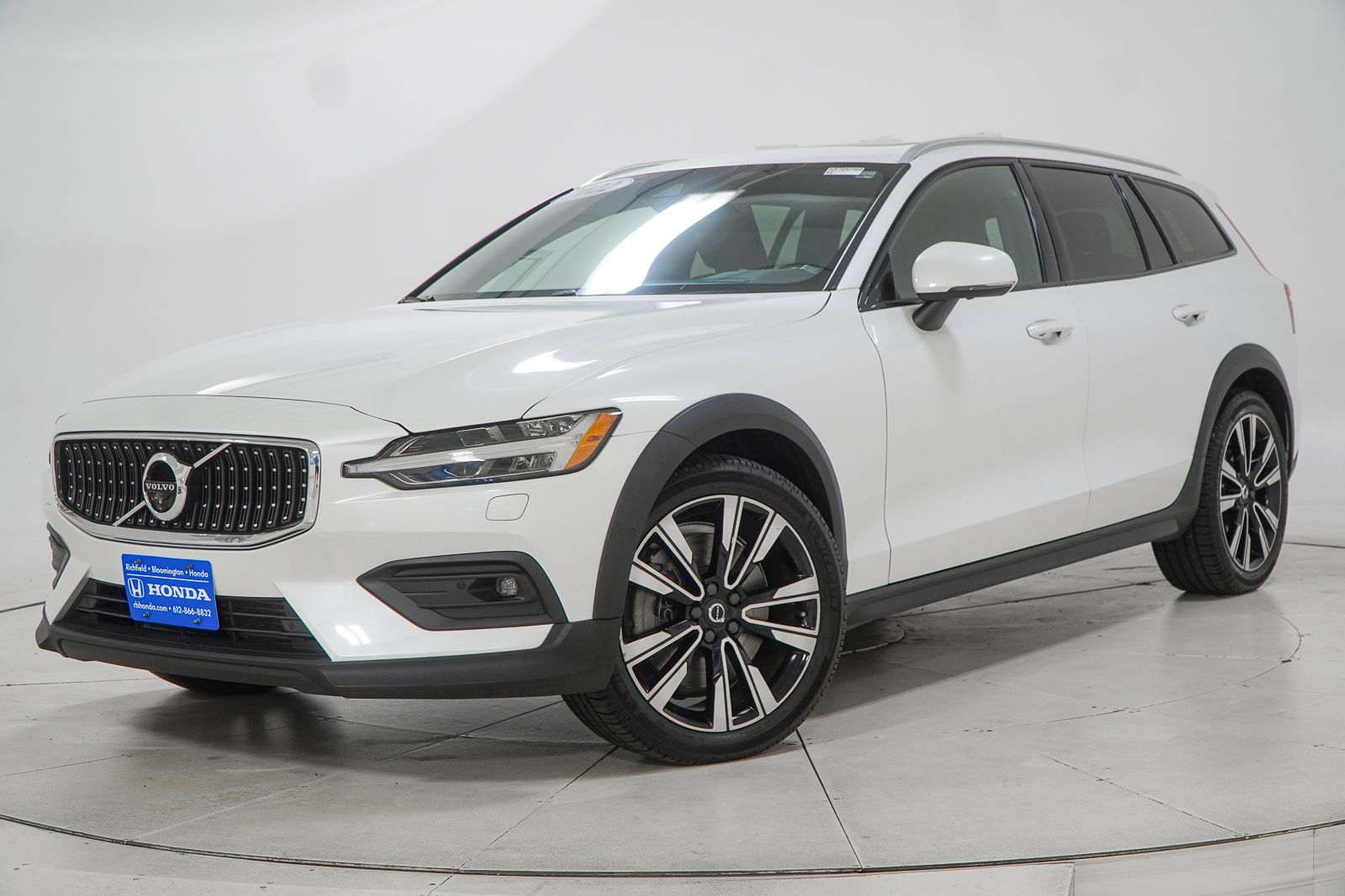 Crystal White Metallic 2022 Volvo V60 Wagon All-Wheel Drive Automatic