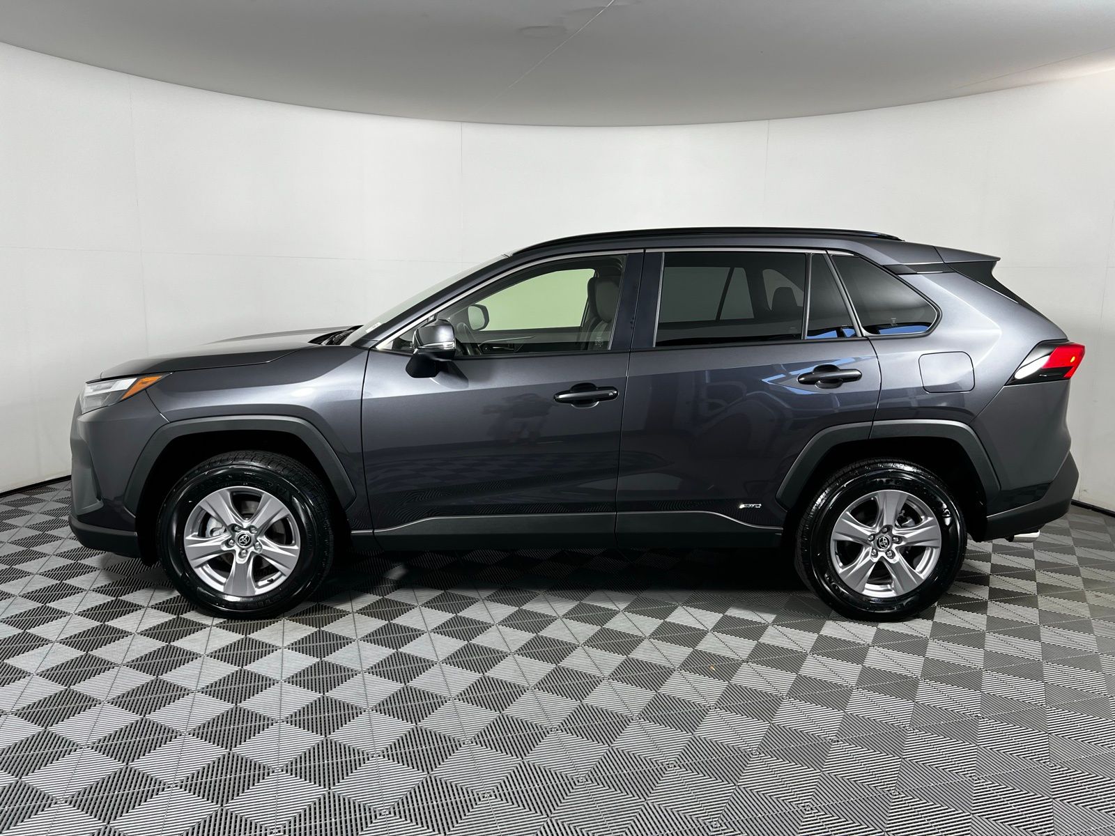 2025 Toyota RAV4 XLE 8