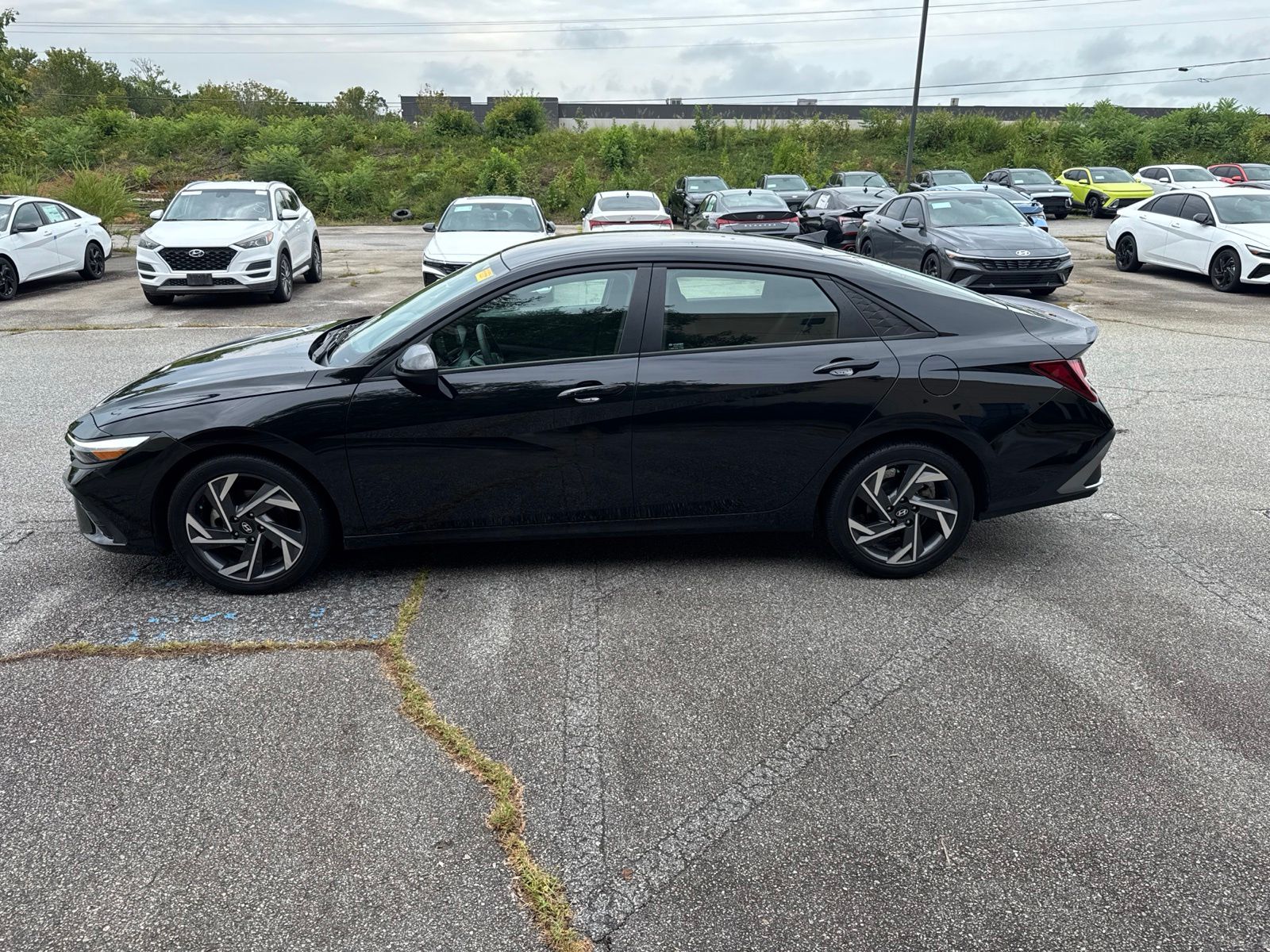 Used 2025 Black Hyundai SEL Sport image 2