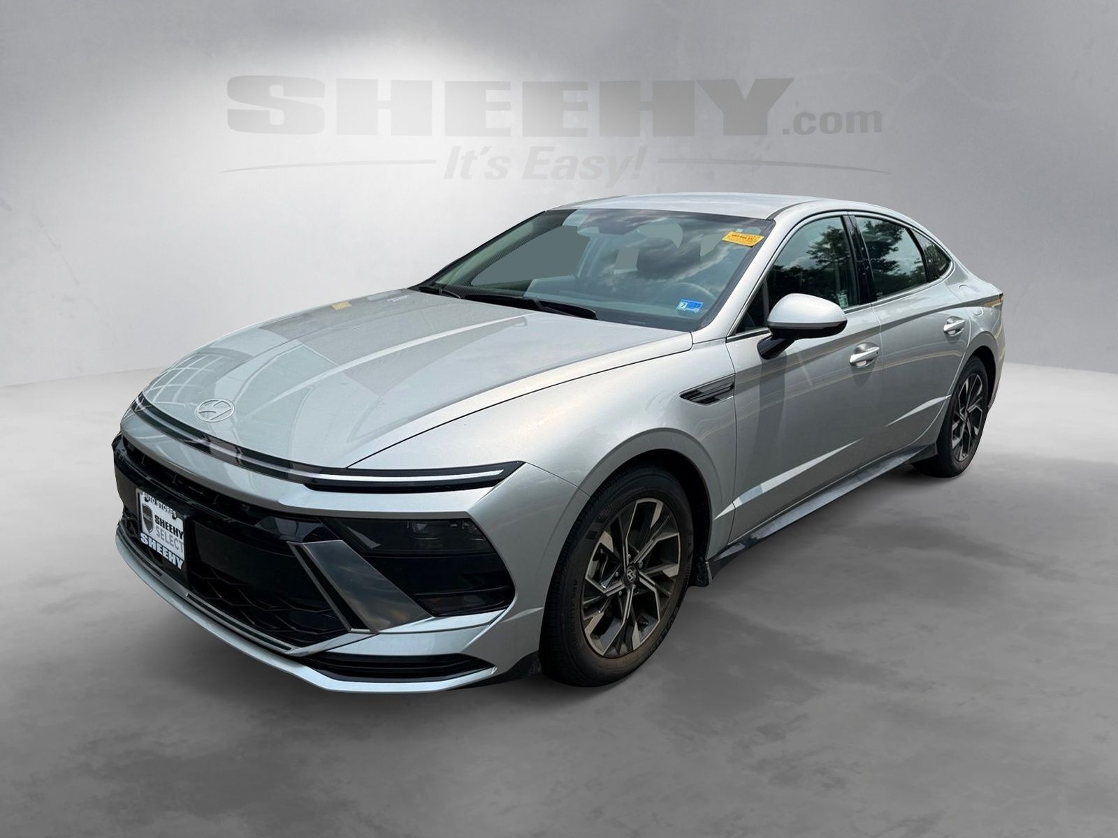 Used 2025 Silver Hyundai SEL image 16