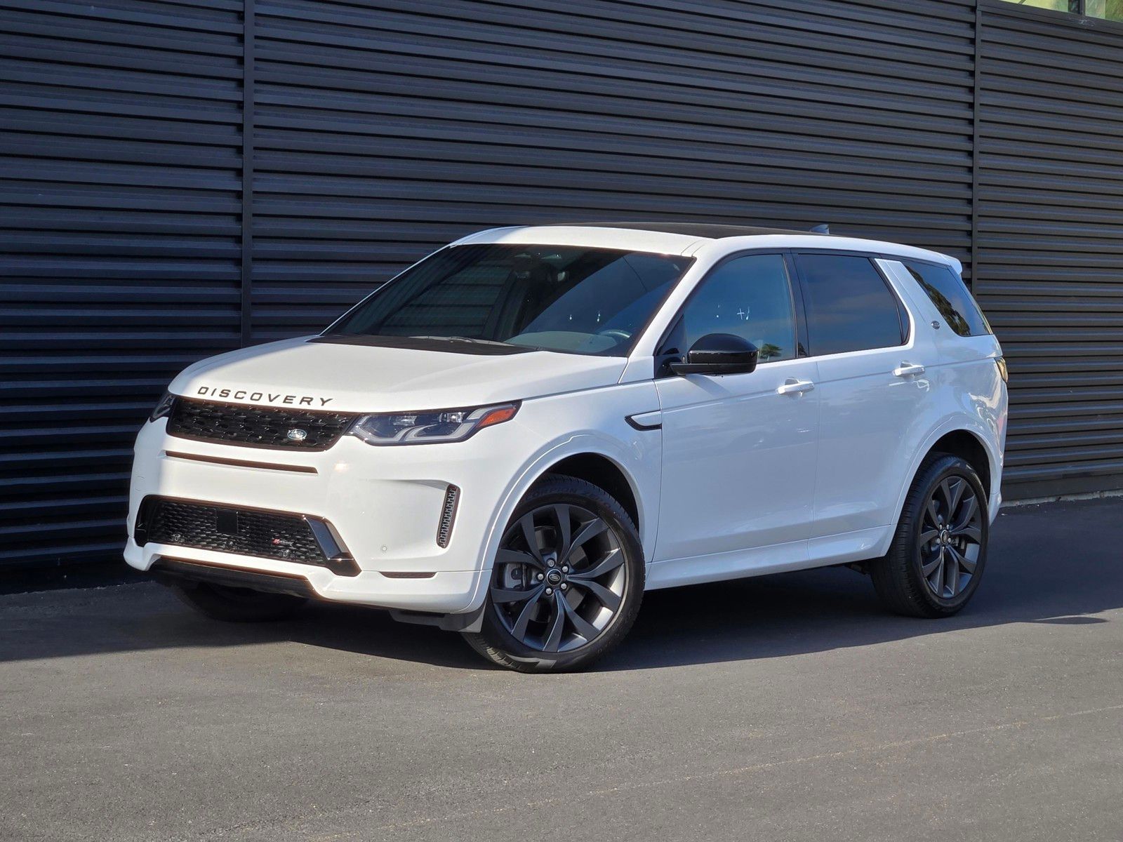 2023 Land Rover Discovery Sport SE R-Dynamic — full photo 1 of 45