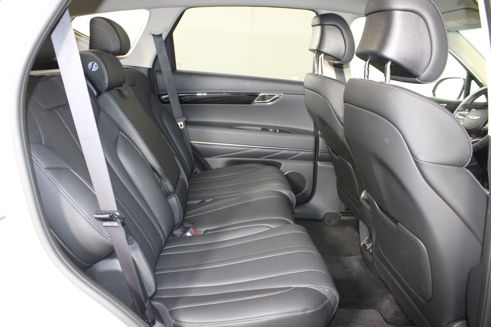 Used 2025 White Genesis 2.5T image 28