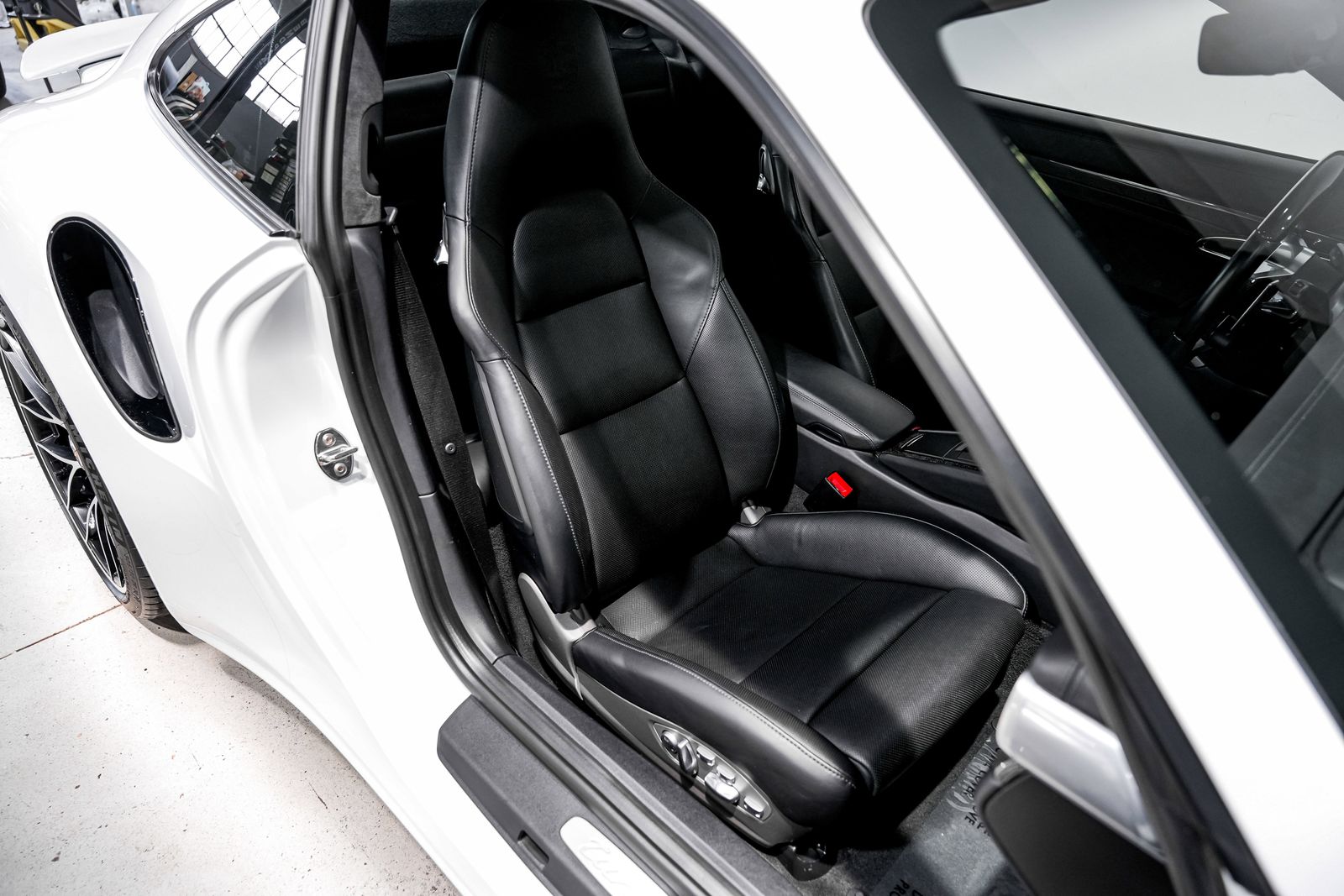 2018 Porsche 911 Turbo S — photo 31