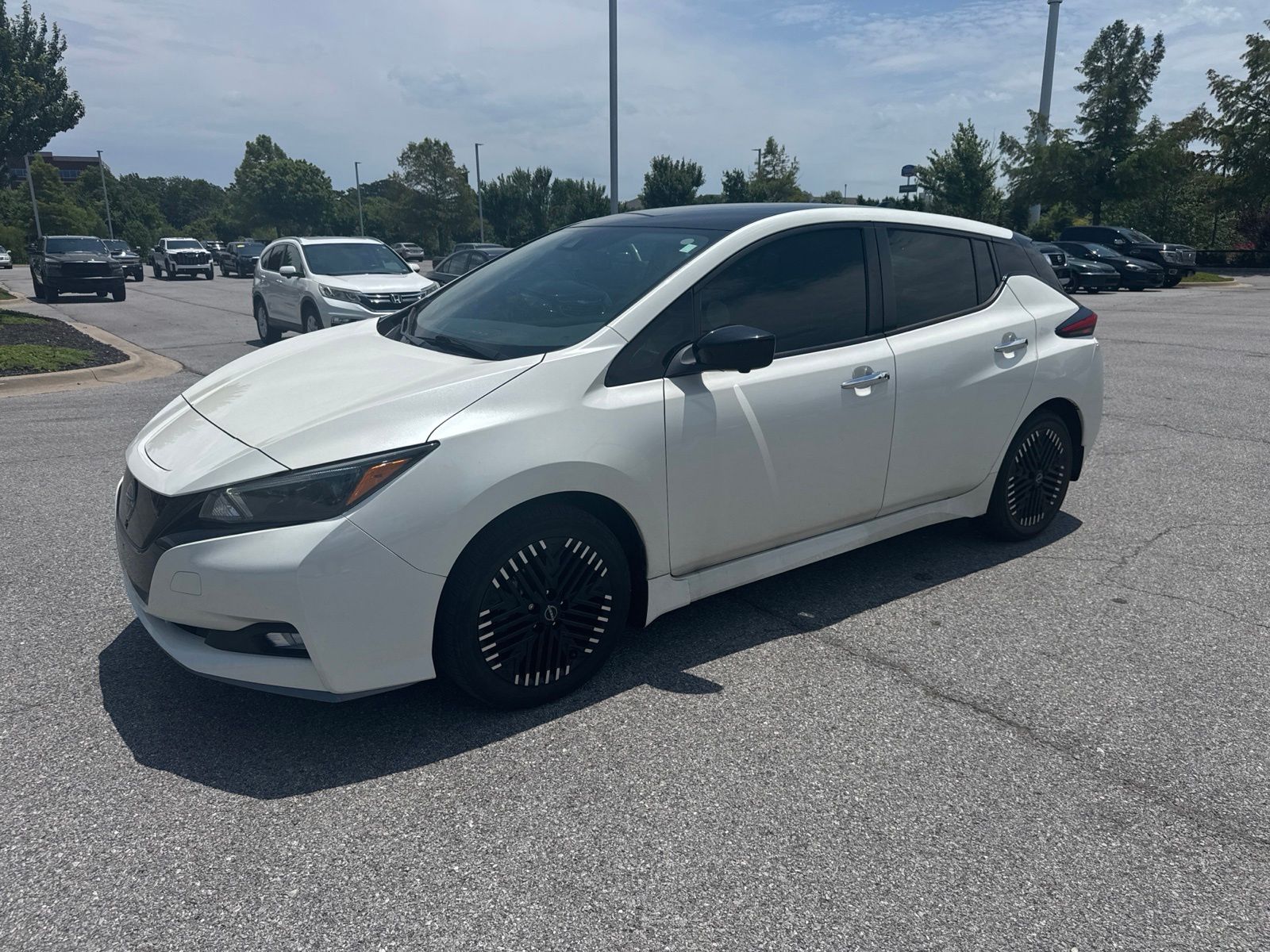Super Black/Pearl White 2023 Nissan LEAF Hatchback Front-Wheel Drive Automatic