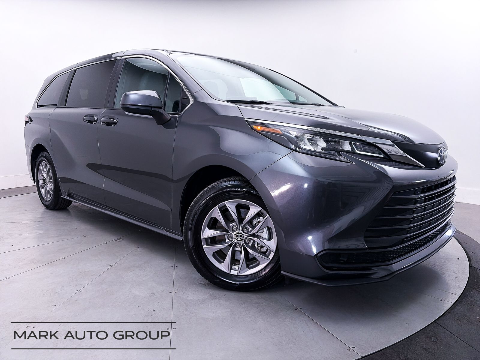 2025 Toyota Sienna LE