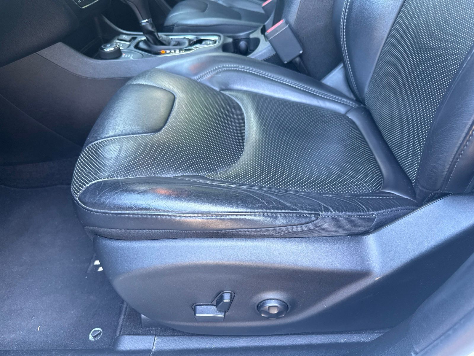 Used 2019 Bright White Clearcoat Jeep Limited image 29