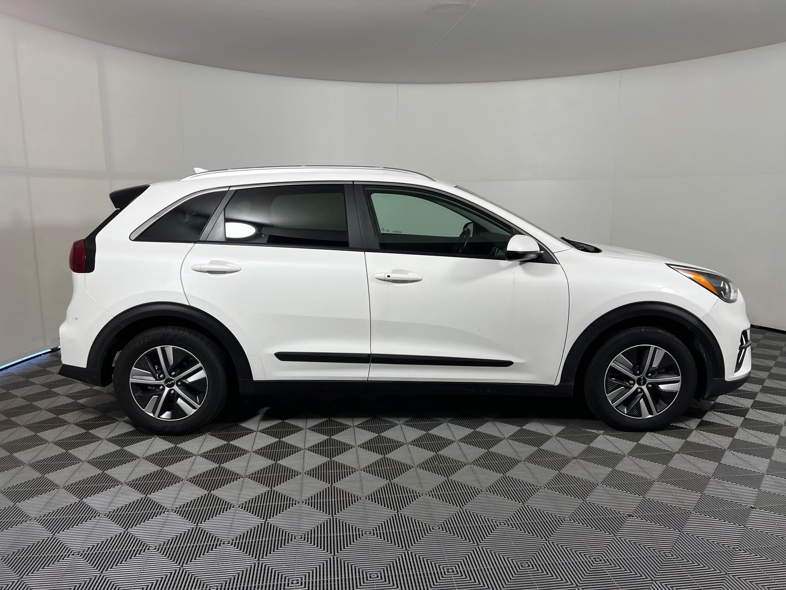 Thumbnail: 2022 Kia Niro - 4