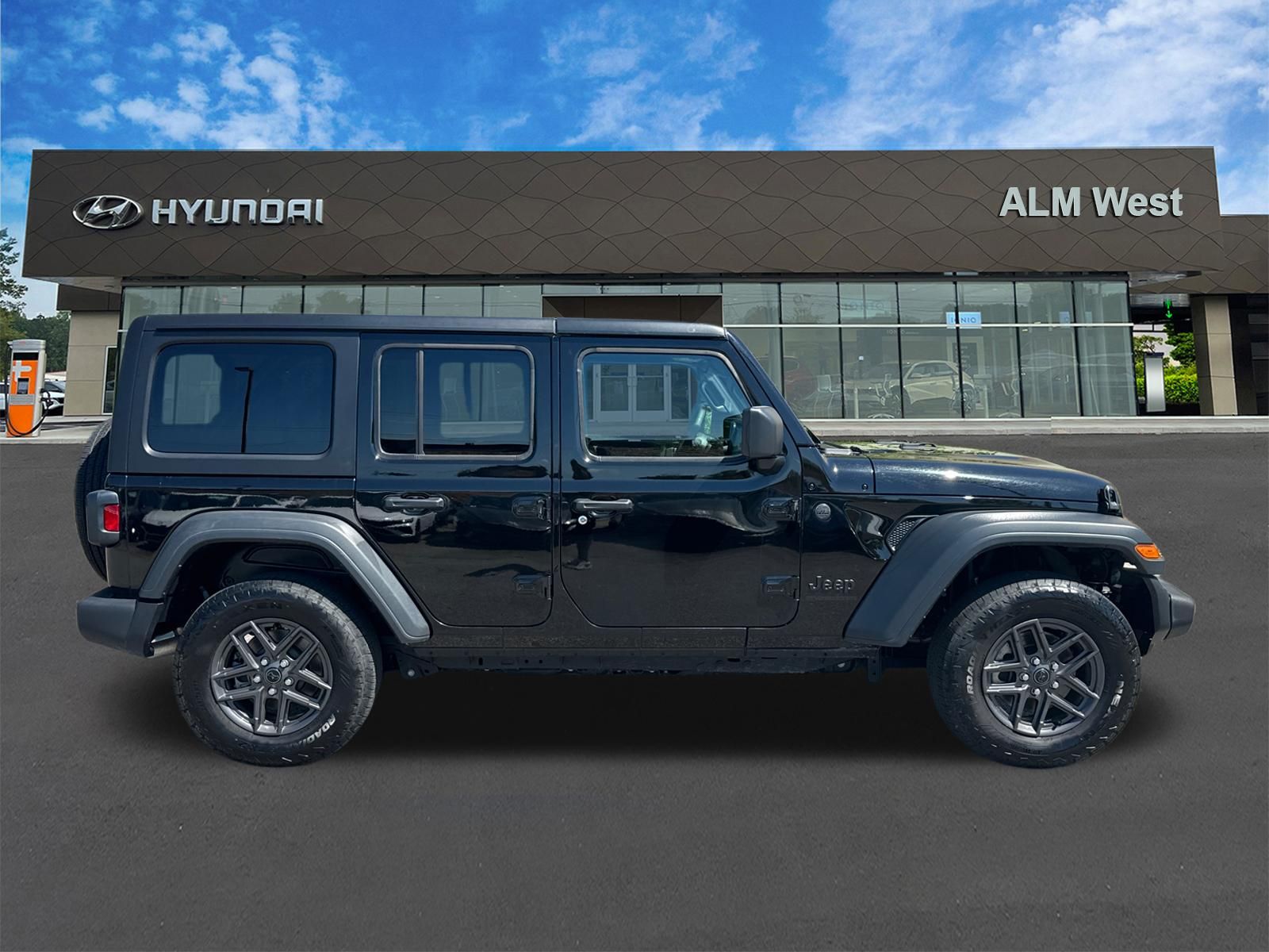 Used 2025 Black Jeep Sport S image 4