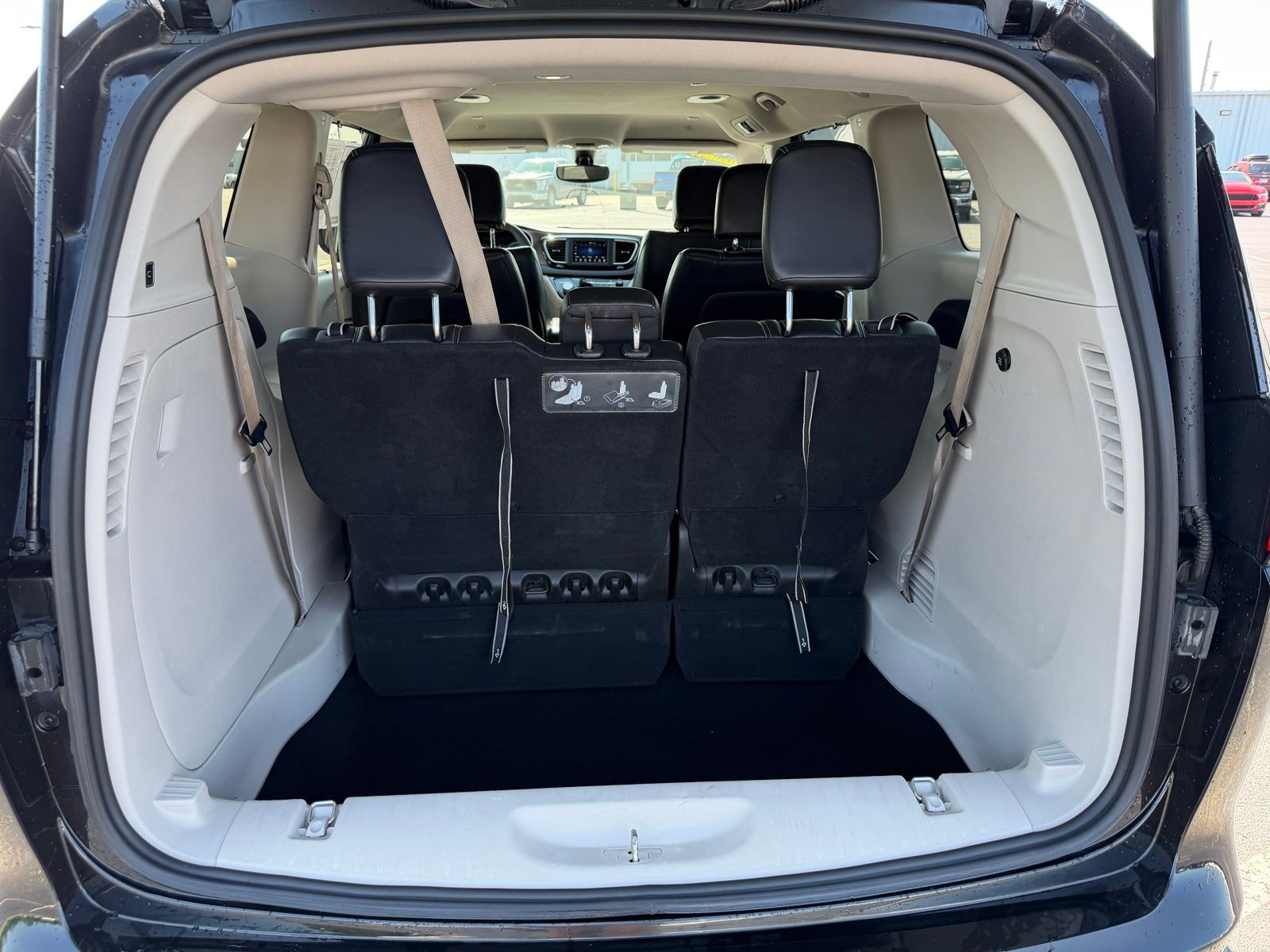 2020 Chrysler Voyager image 11