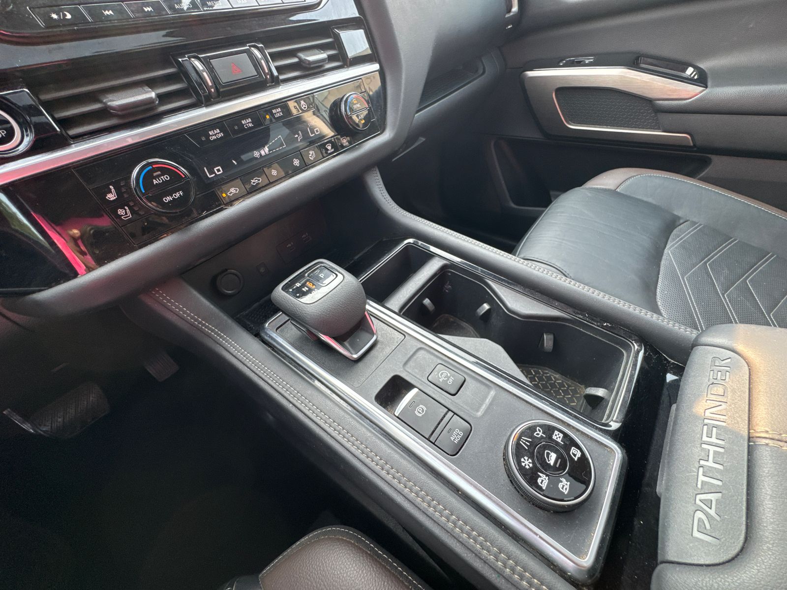 2024 Nissan Pathfinder Platinum photo 30
