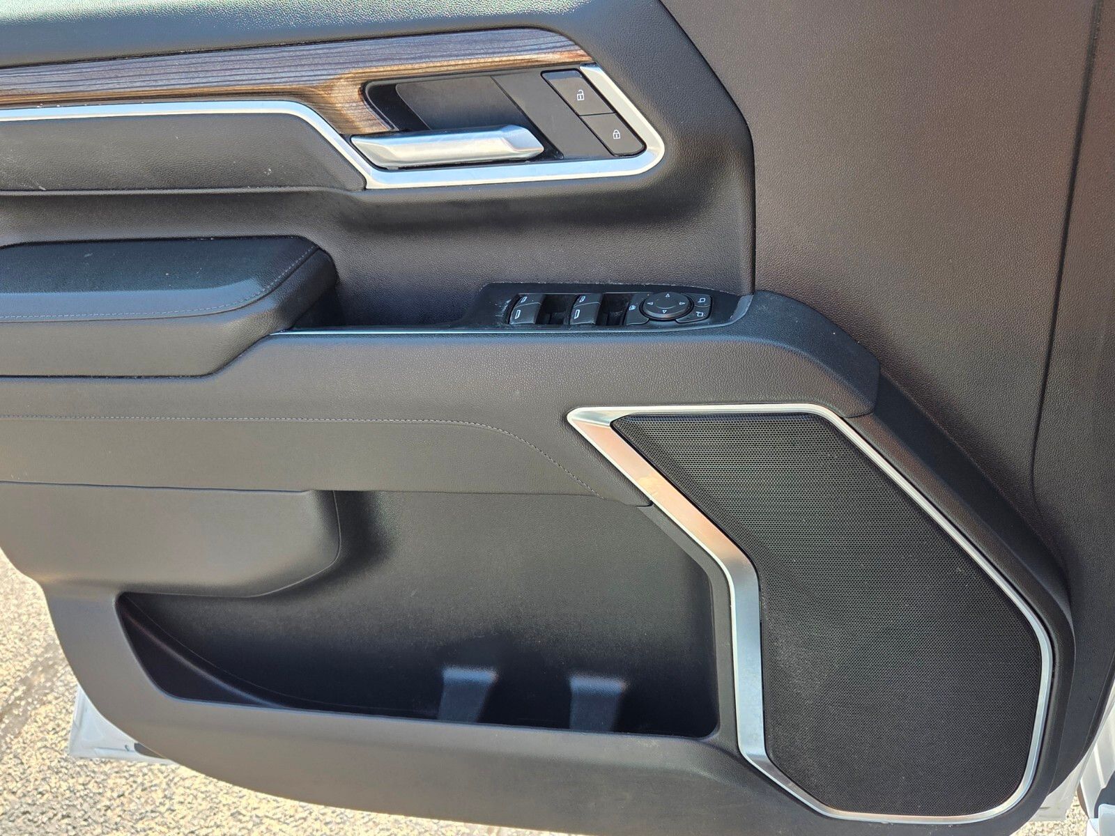 Used 2025 White Chevrolet LT image 31