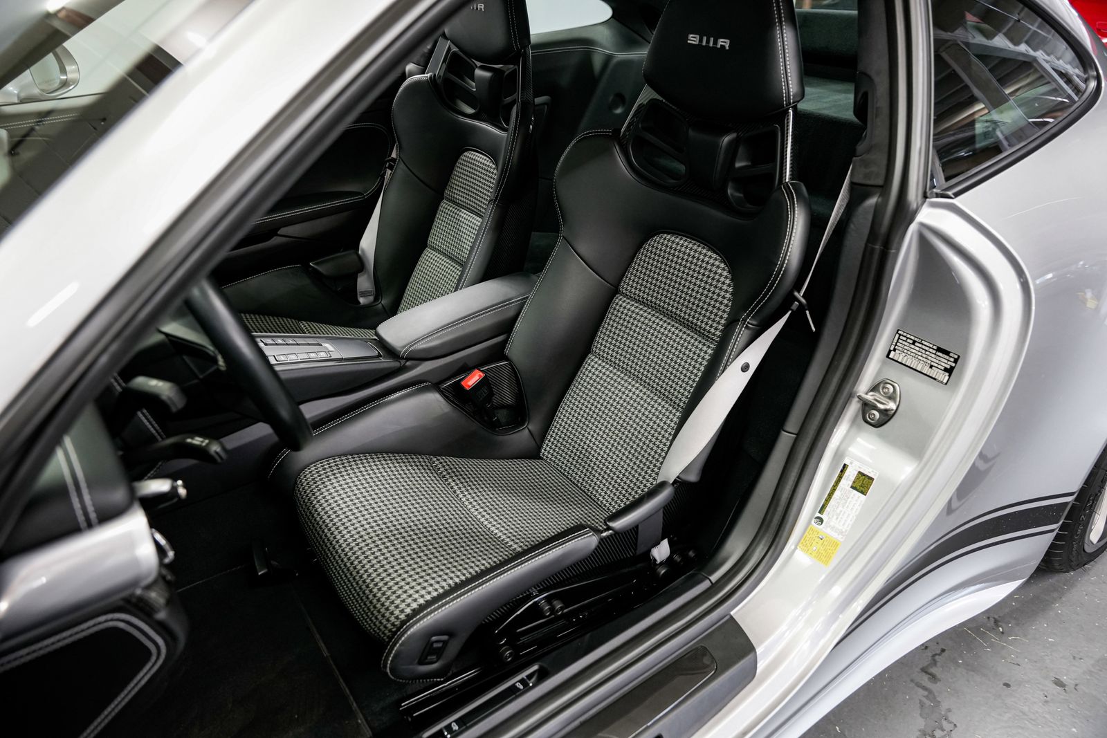 2016 Porsche 911 R — photo 24