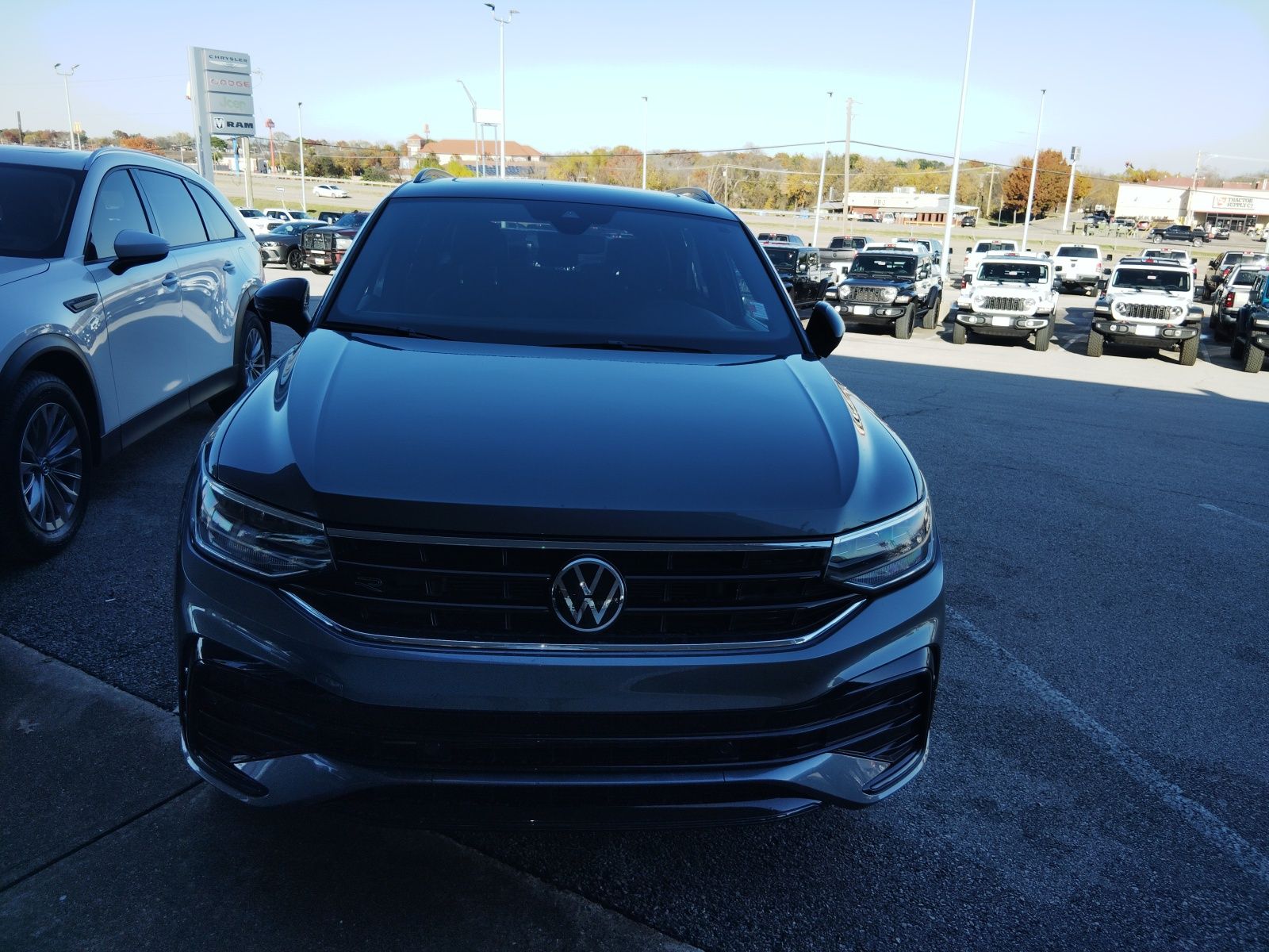 2023 Volkswagen Tiguan 2.0T SE R-Line Black 2