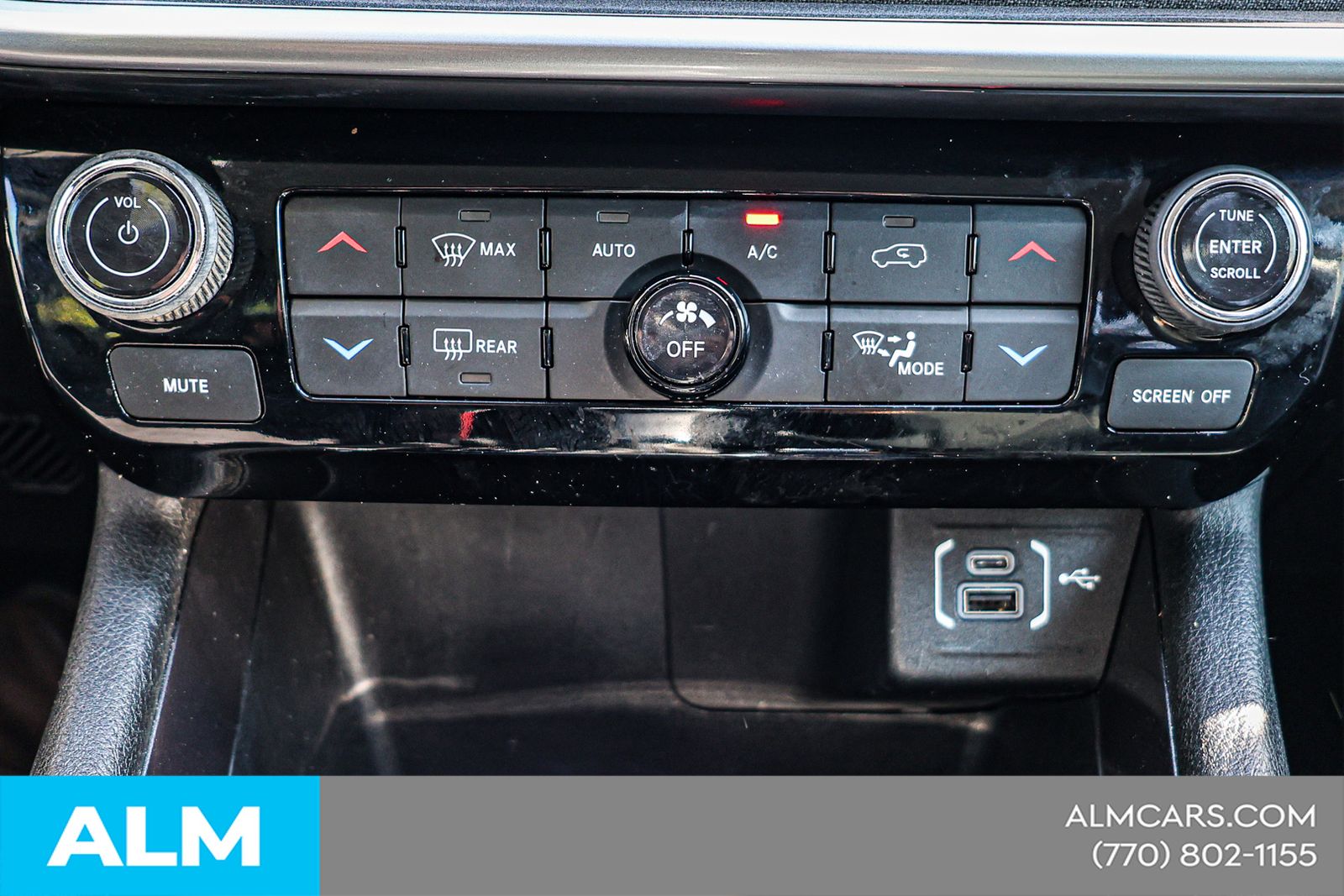 Used 2022 White Jeep Latitude image 32