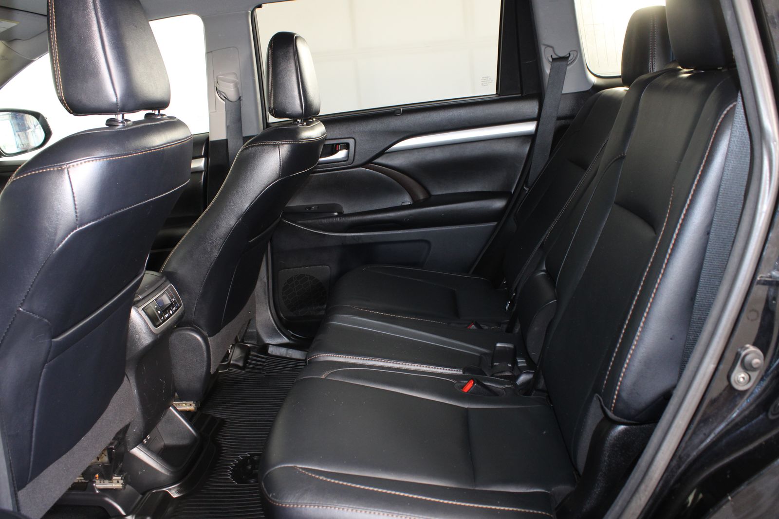 Used 2018 Black Toyota XLE image 9