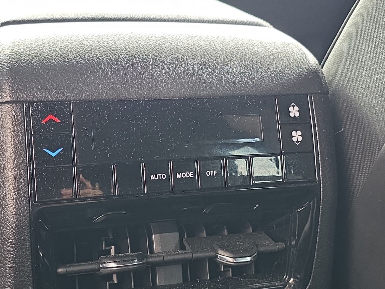 Used 2023 Red Jeep Altitude image 32