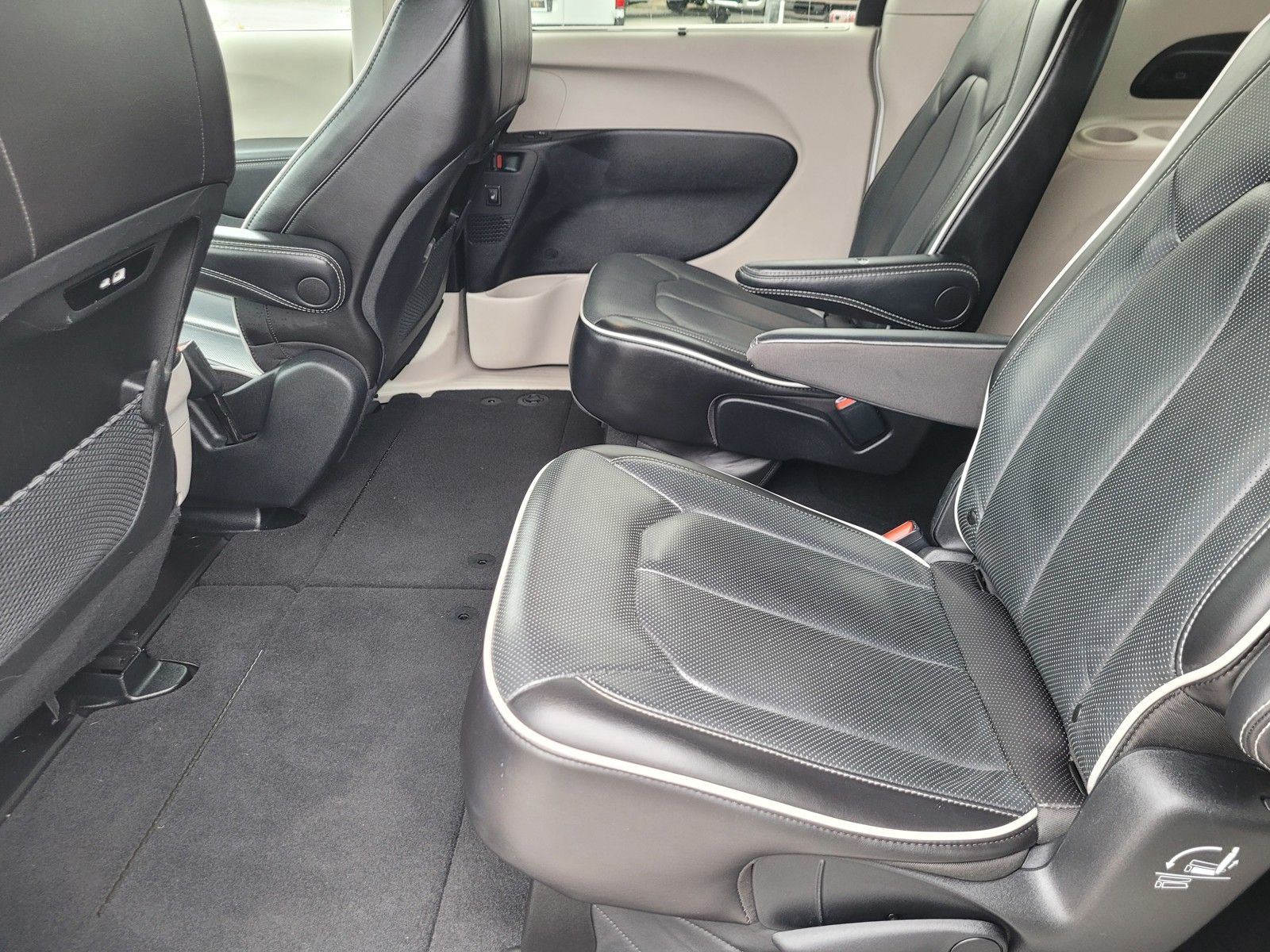 Used 2024 White Chrysler Limited image 11