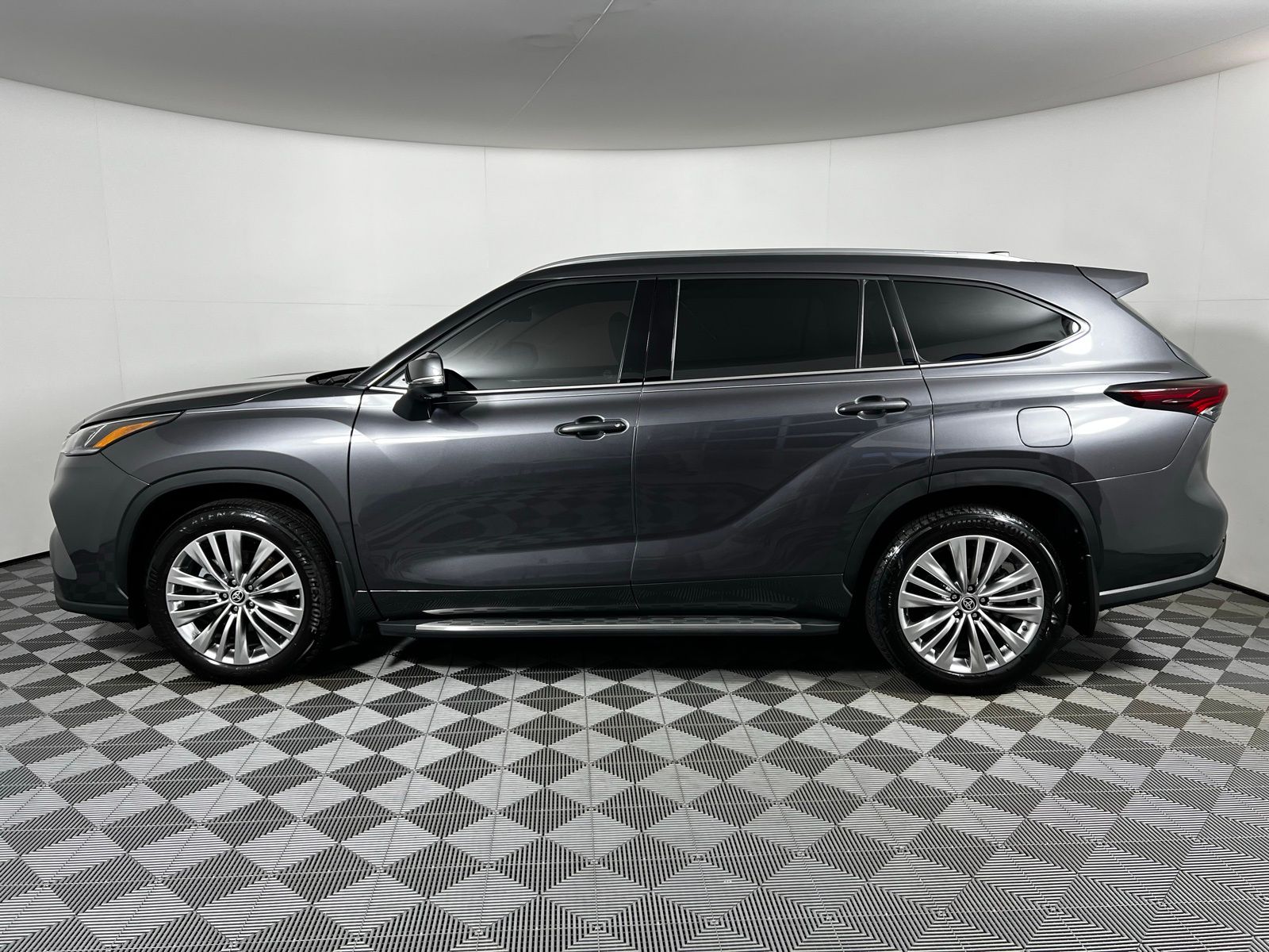 Thumbnail: 2024 Toyota Highlander - 8