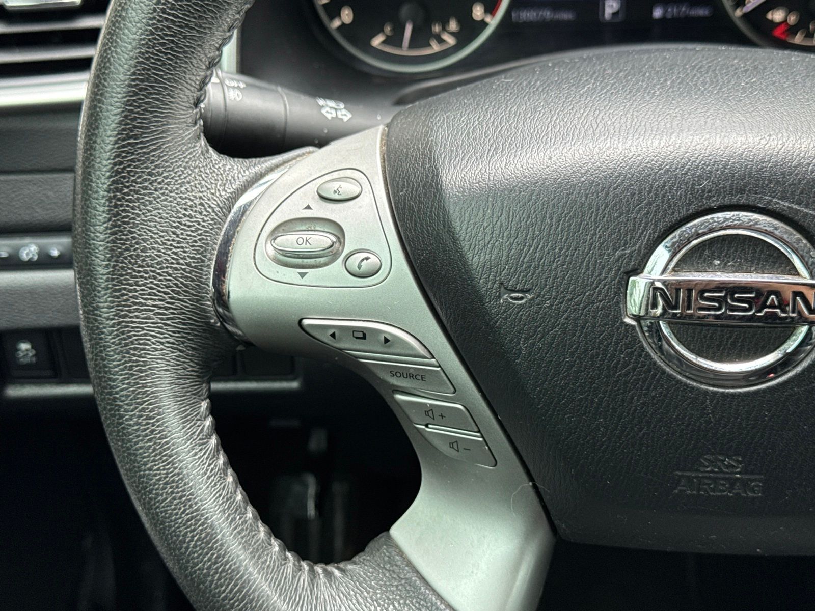 Used 2015 Cayenne Red Nissan SL image 18