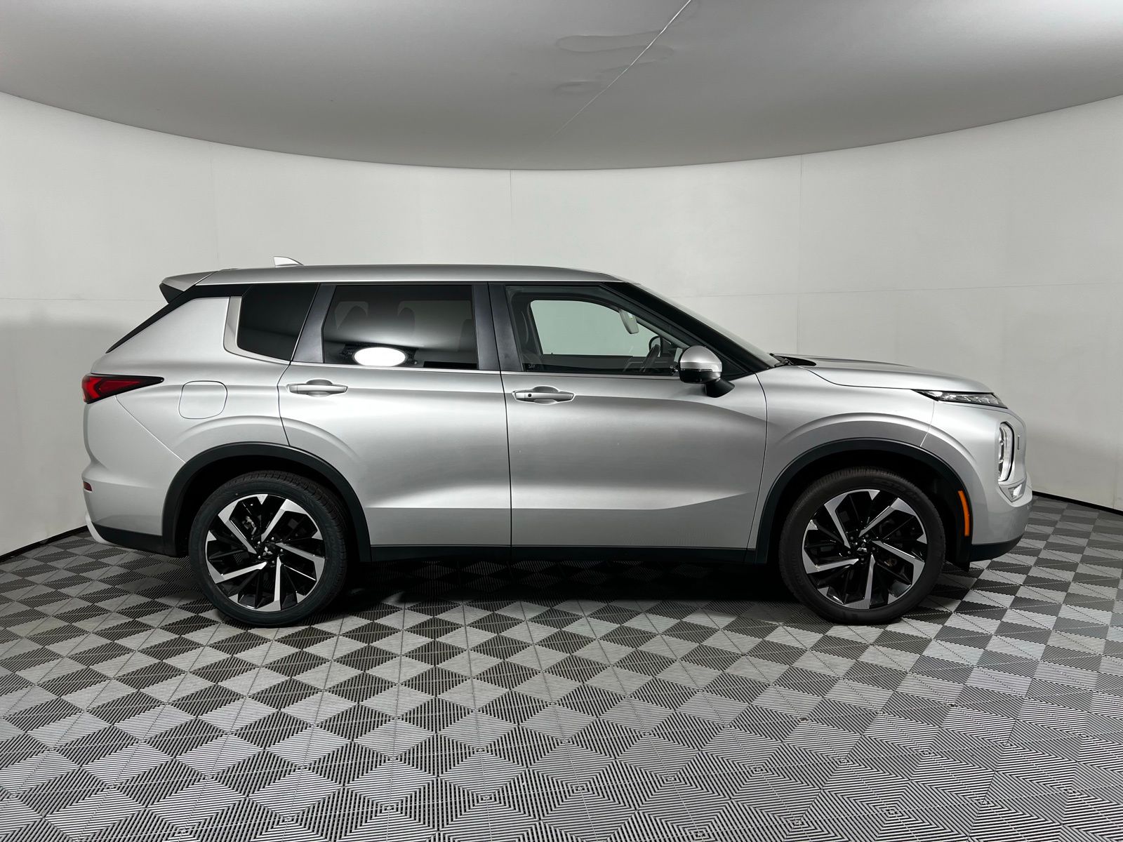Thumbnail: 2024 Mitsubishi Outlander - 4