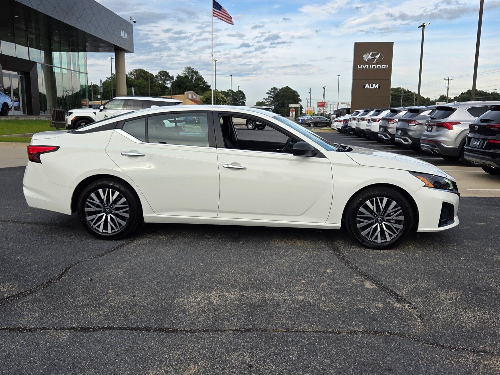 Used 2025 Glacier White Nissan 2.5 SV image 14