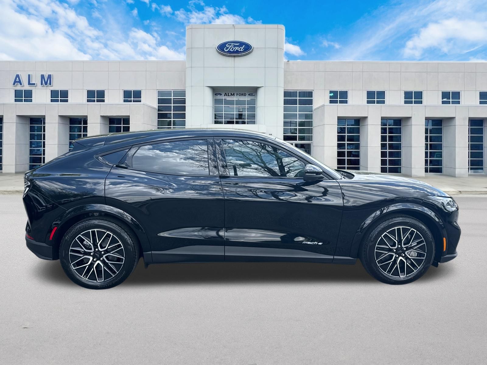 View vehicle photo 4