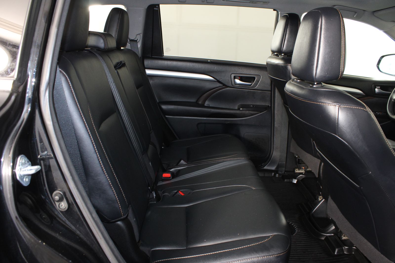 Used 2018 Black Toyota XLE image 30