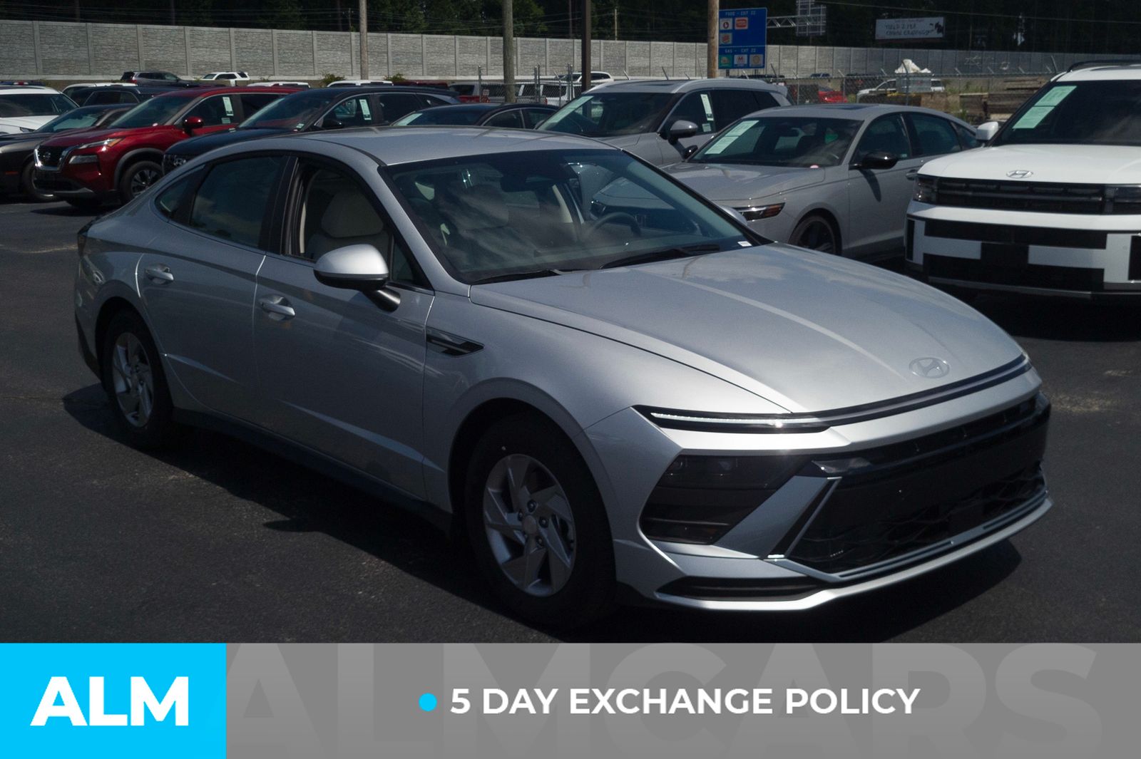 Used 2025 Silver Hyundai SE image 4