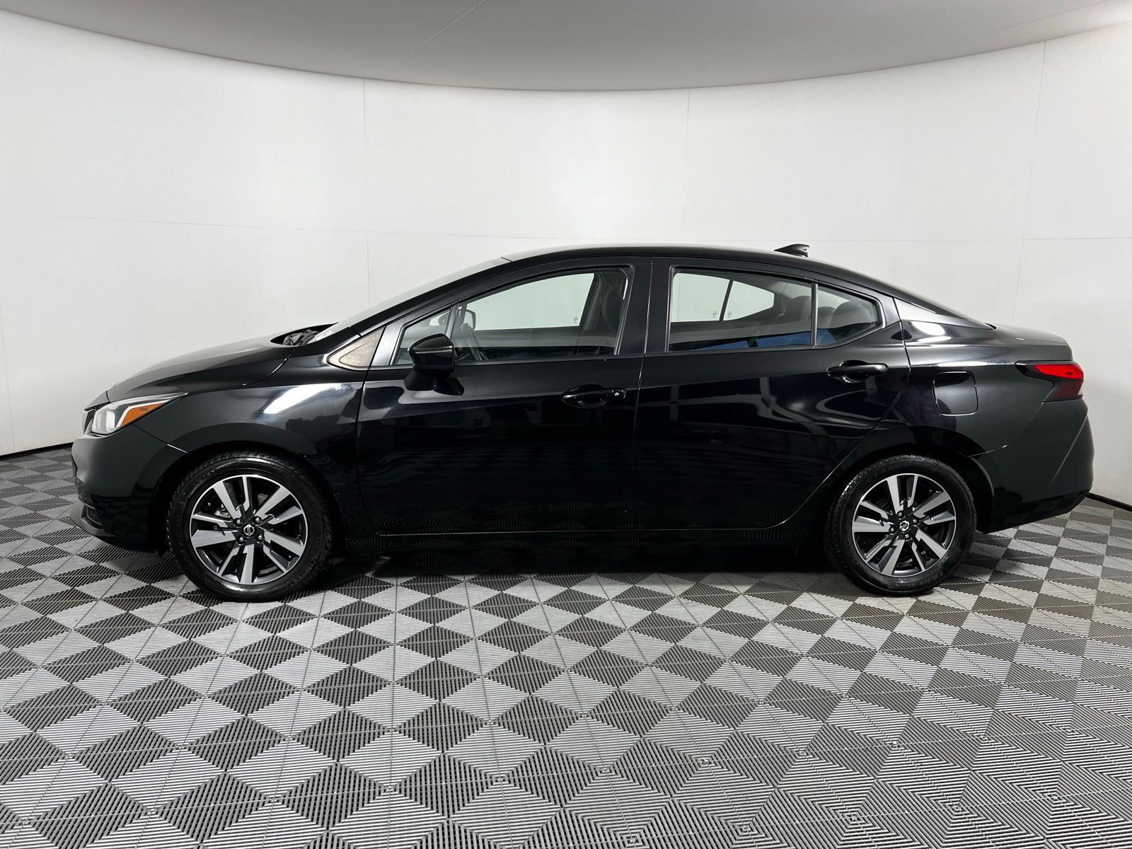 2021 Nissan Versa 1.6 SV 8