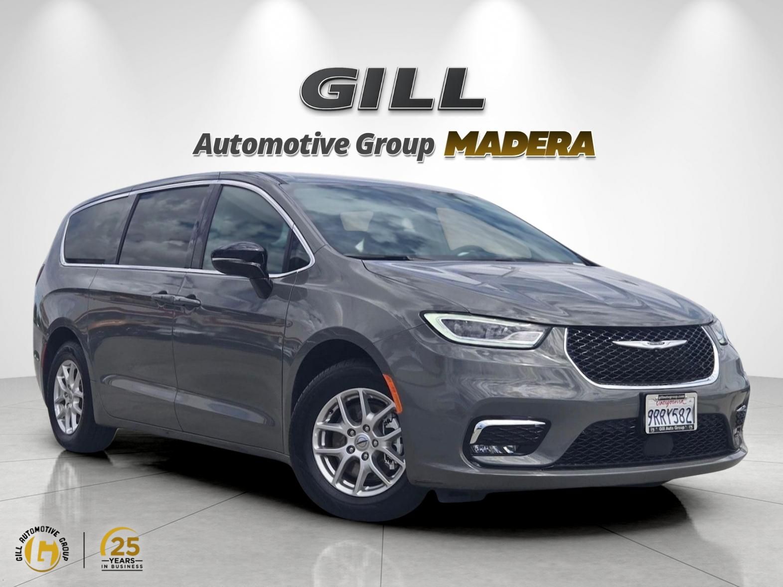 Ceramic Gray Clearcoat 2025 Chrysler Pacifica Minivan Front-Wheel Drive 9-Speed Automatic
