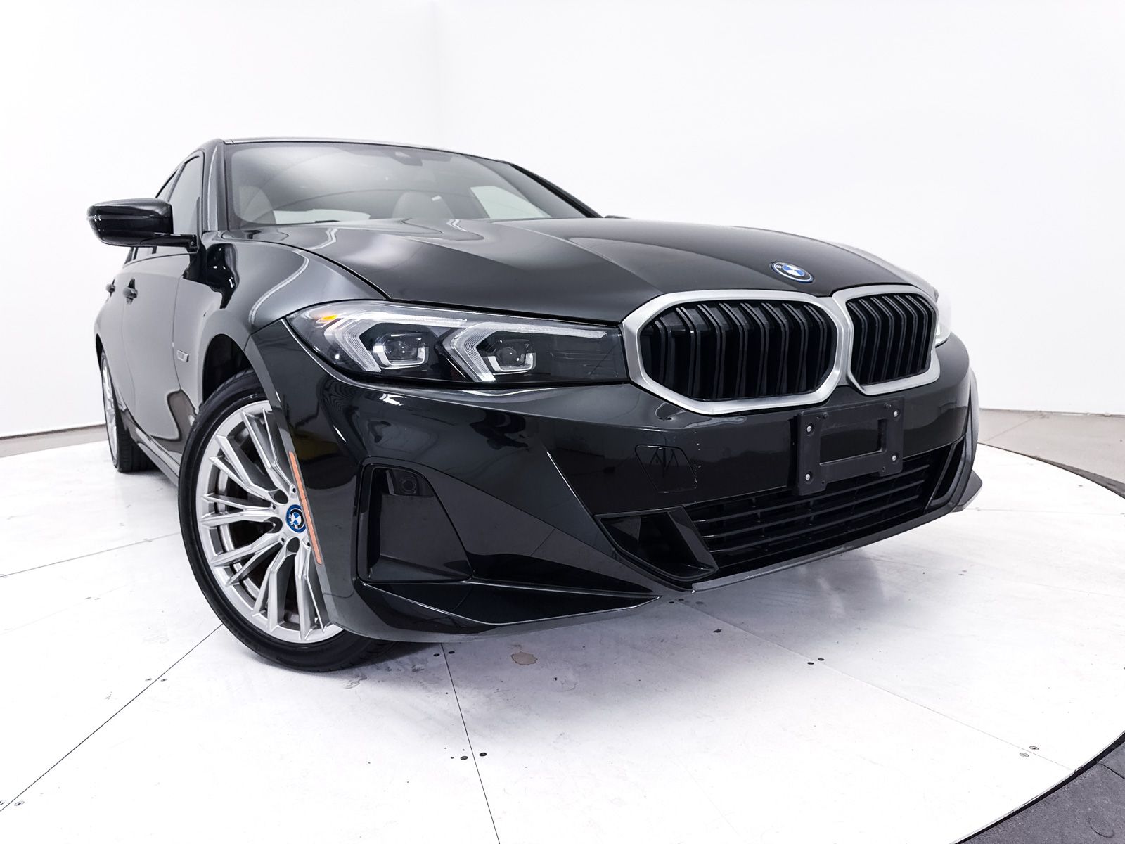 2023 BMW 3 Series 330e - Photo 9