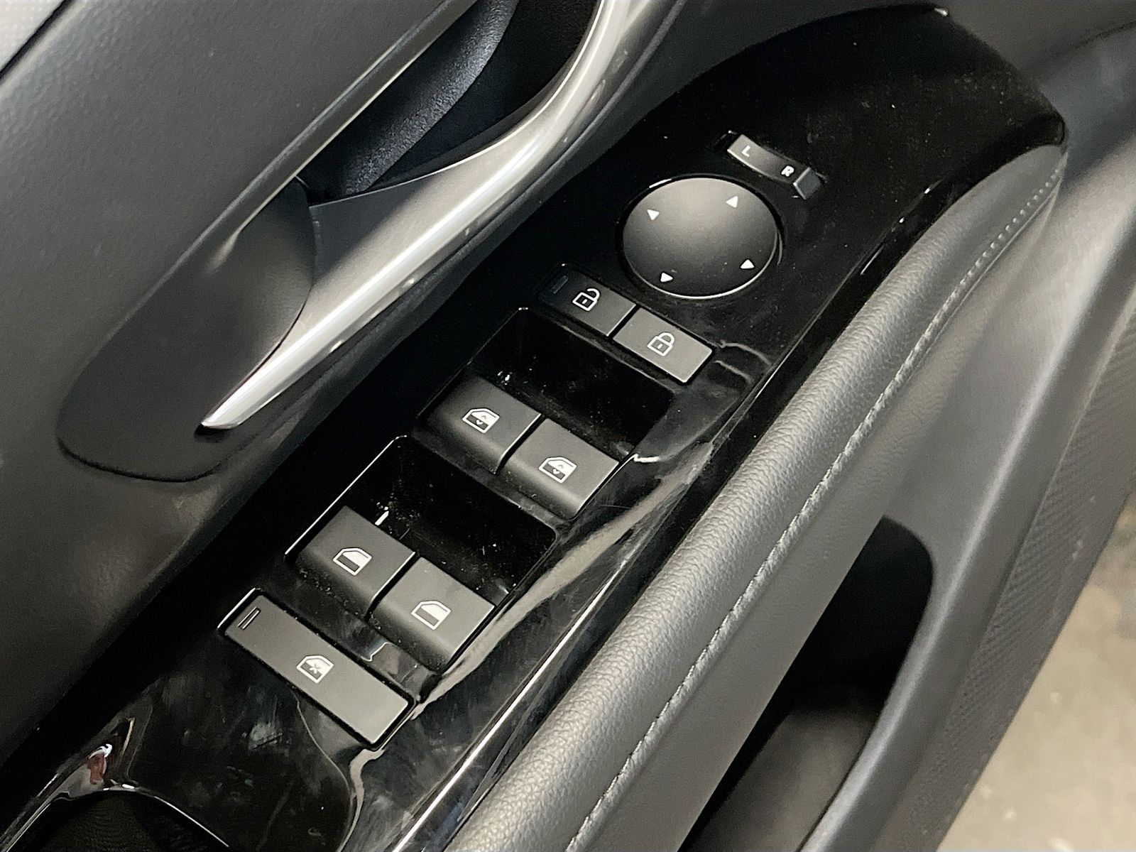Used 2025 White Hyundai Limited image 18