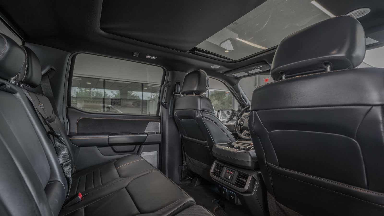2022 Ford F-150 Platinum — foto completa 28 de 33