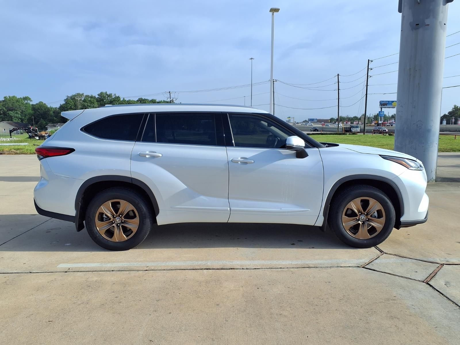 2022 Toyota Highlander Hybrid Bronze Edition Beige at Toyota of Victoria