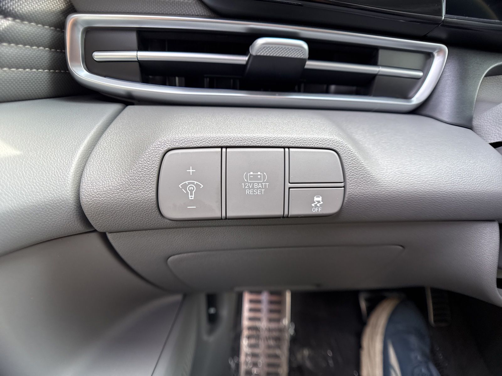 Used 2025  Hyundai SEL Sport image 23