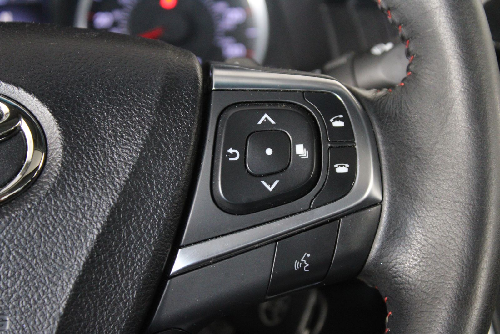 Used 2016 Silver Toyota SE image 21