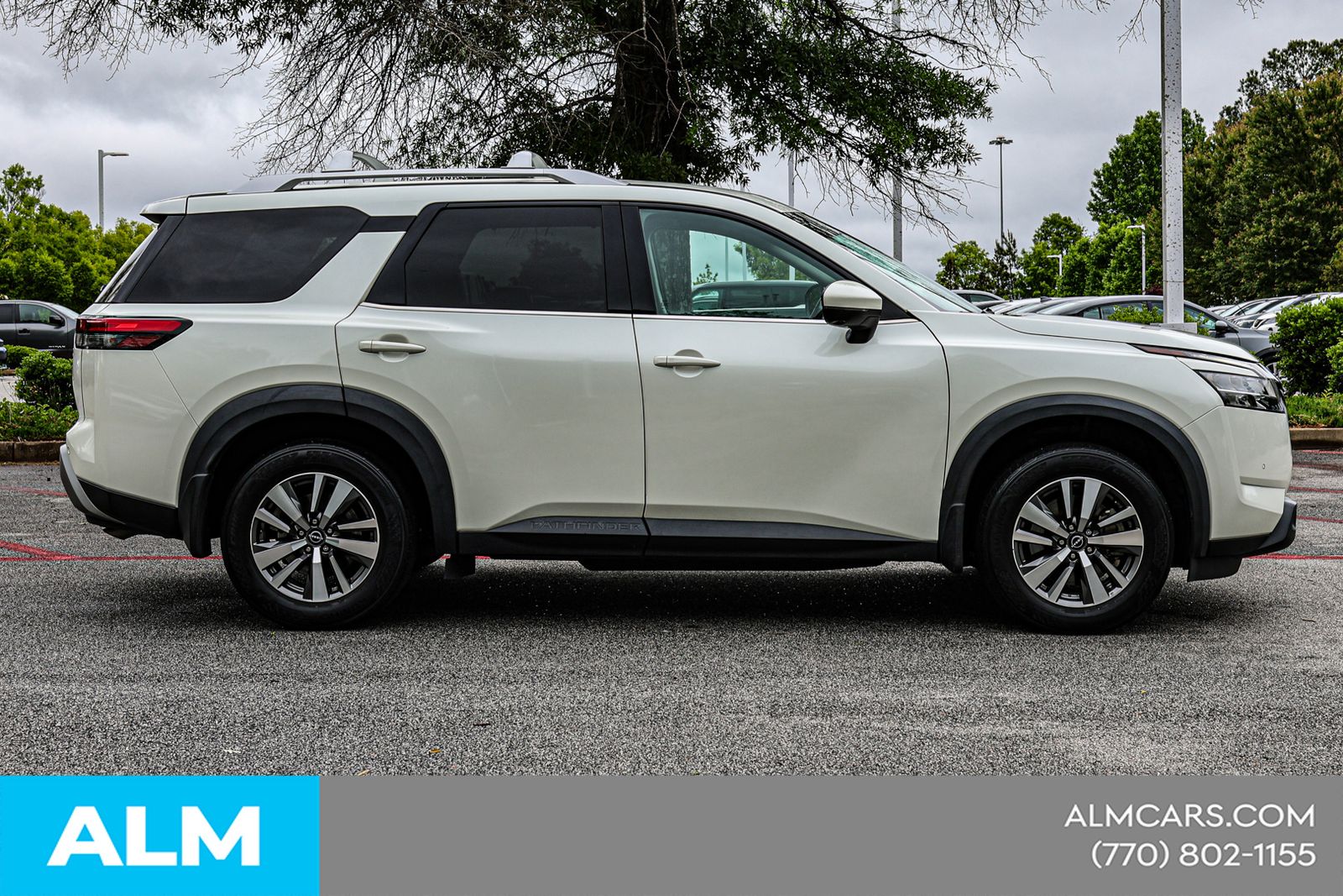 Used 2022 White Nissan SL image 11