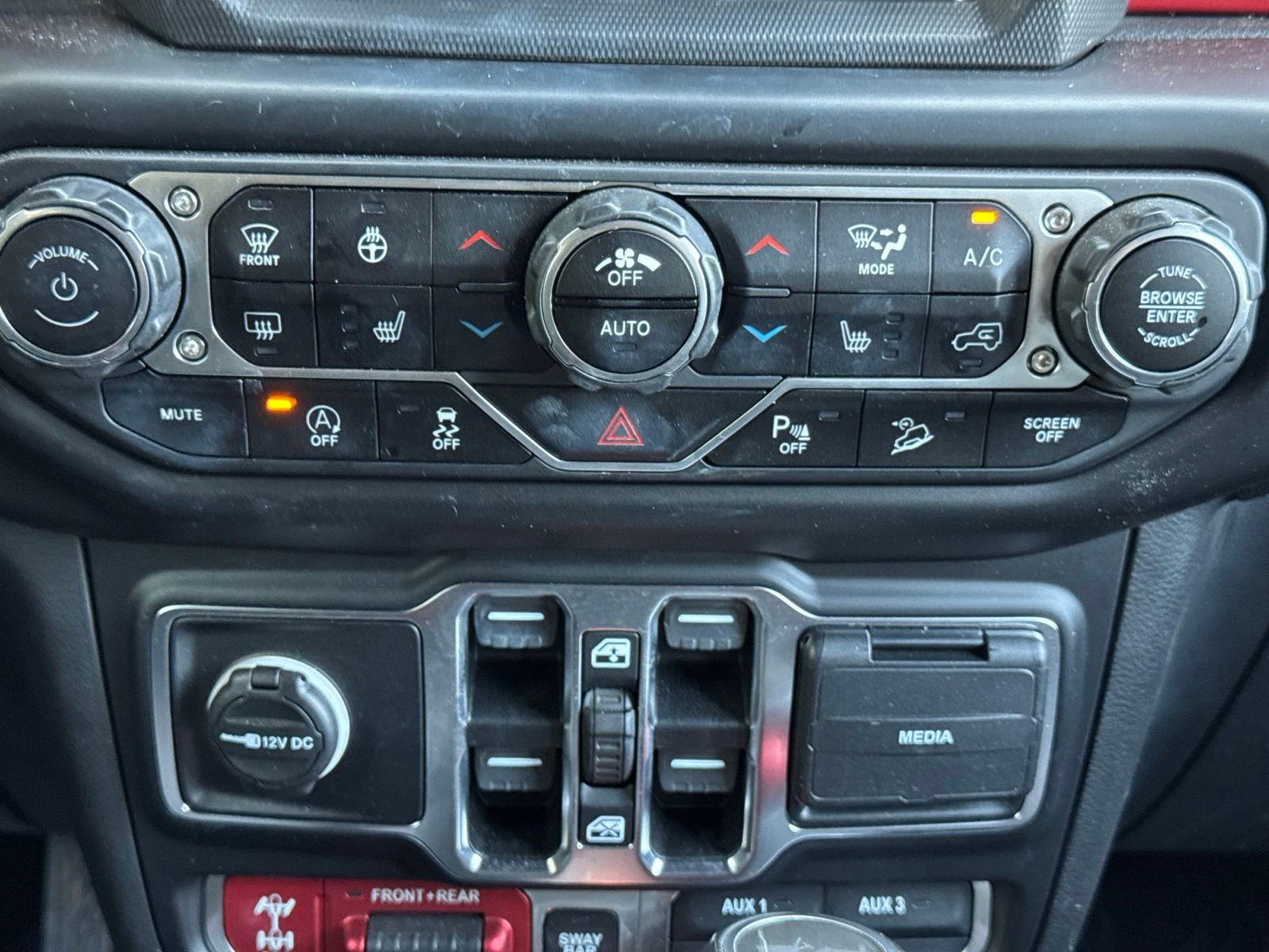 Used 2020 Granite Crystal Clearcoat Metallic Jeep Unlimited Rubicon image 19