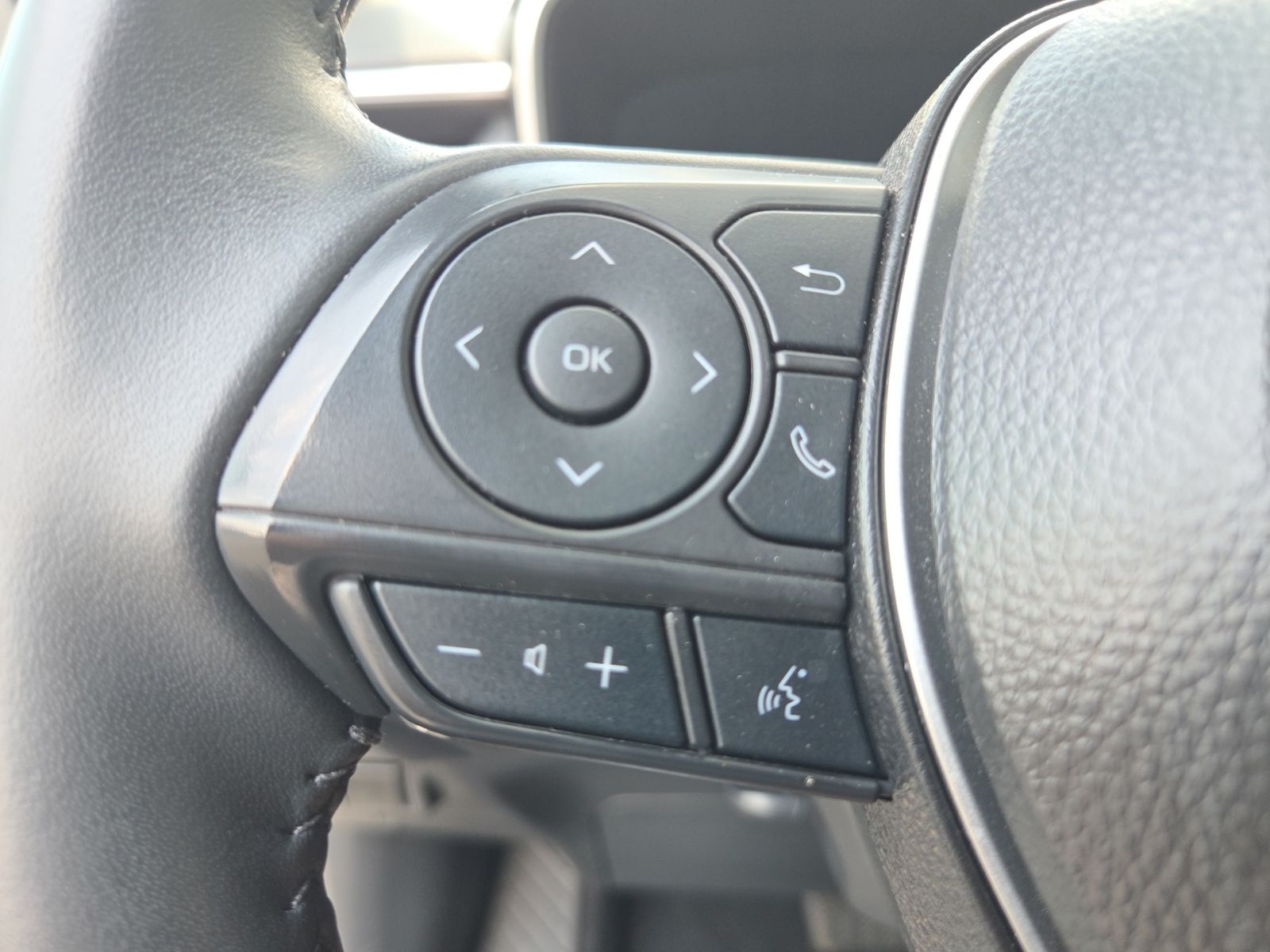 2025 Toyota Corolla Cross XLE - Photo 23