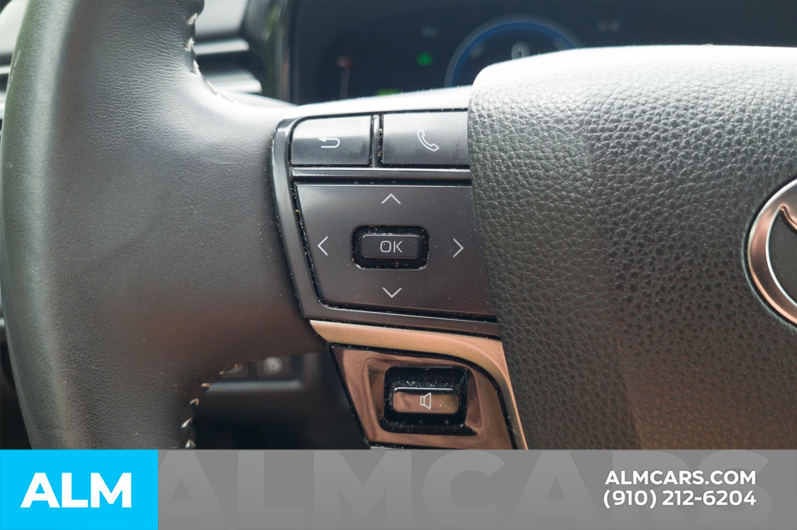 Used 2025 Ice Toyota SE image 12