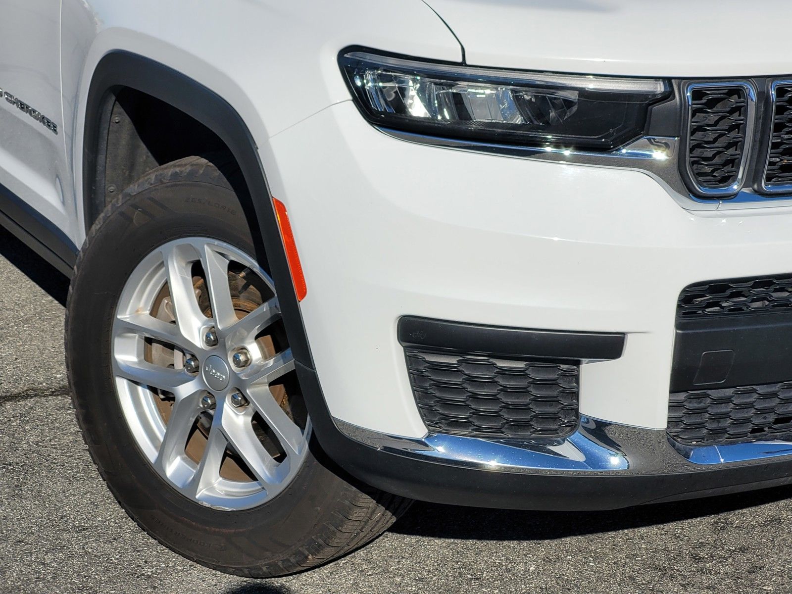 Used 2023 White Jeep Laredo image 9