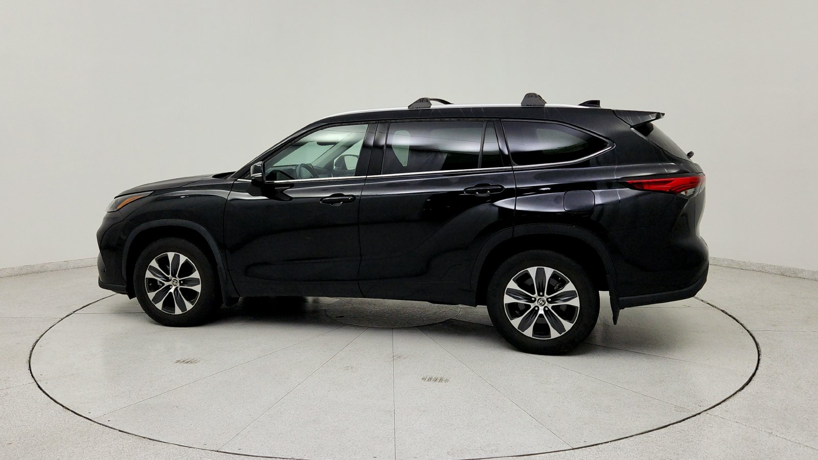 Used 2022 Black Toyota XLE image 4