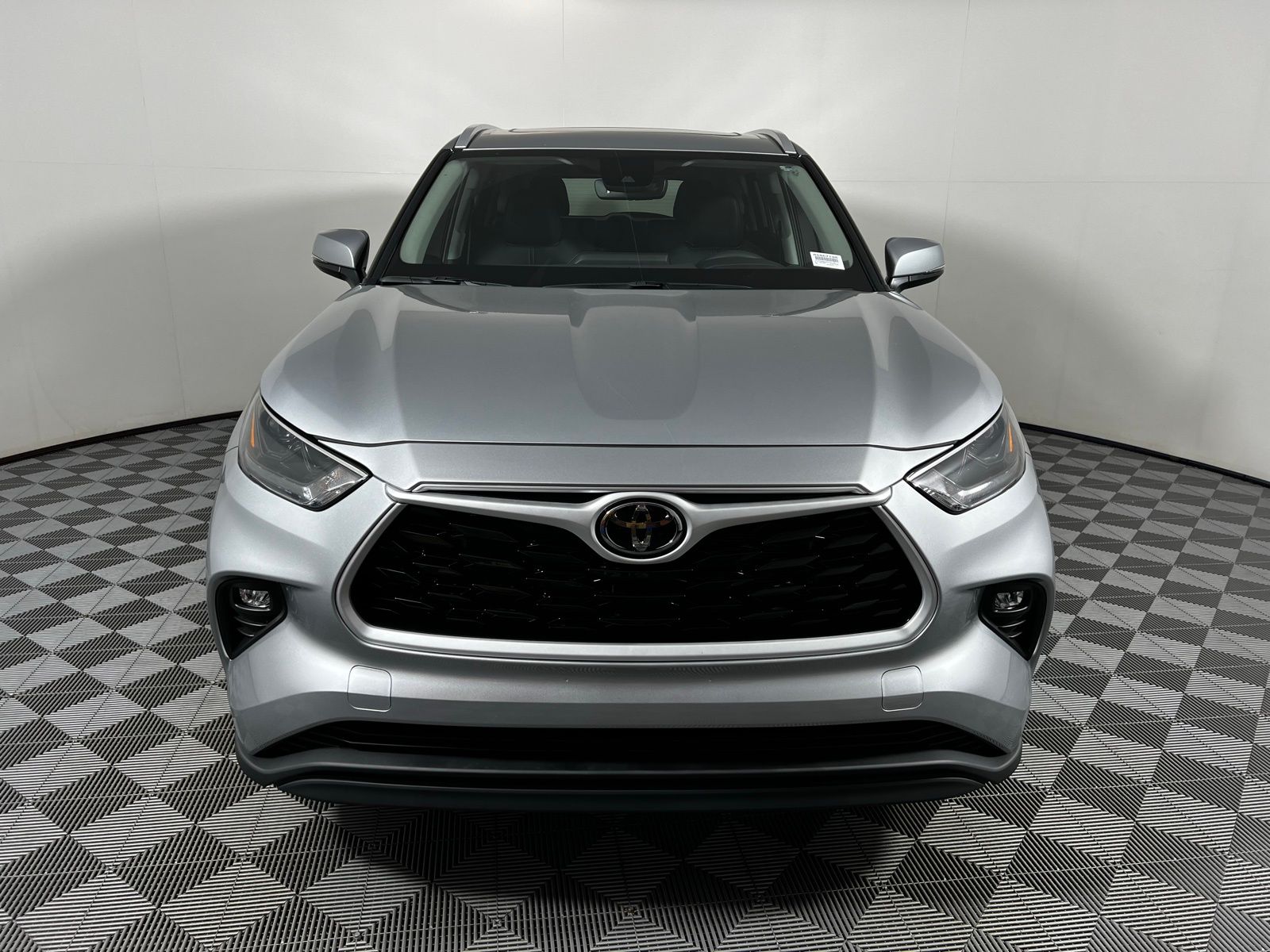 2025 Toyota Highlander XLE 2