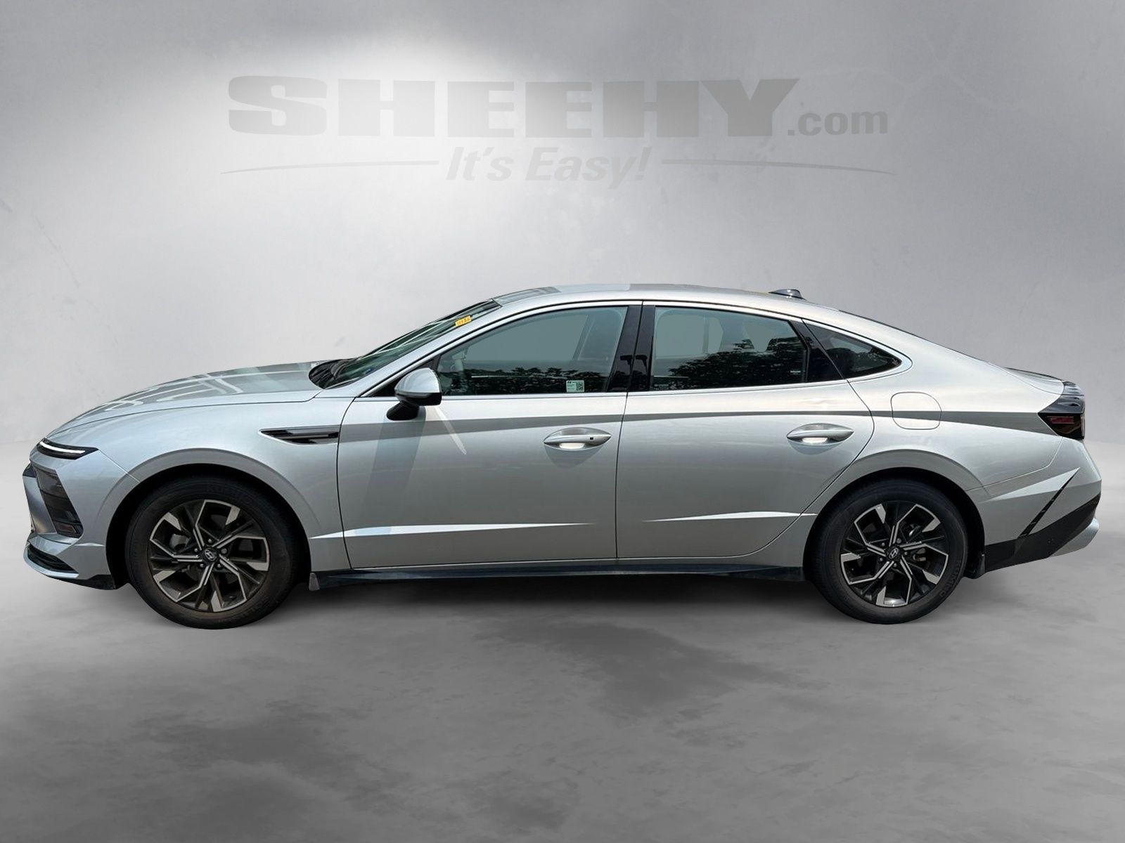 Used 2025 Silver Hyundai SEL image 15