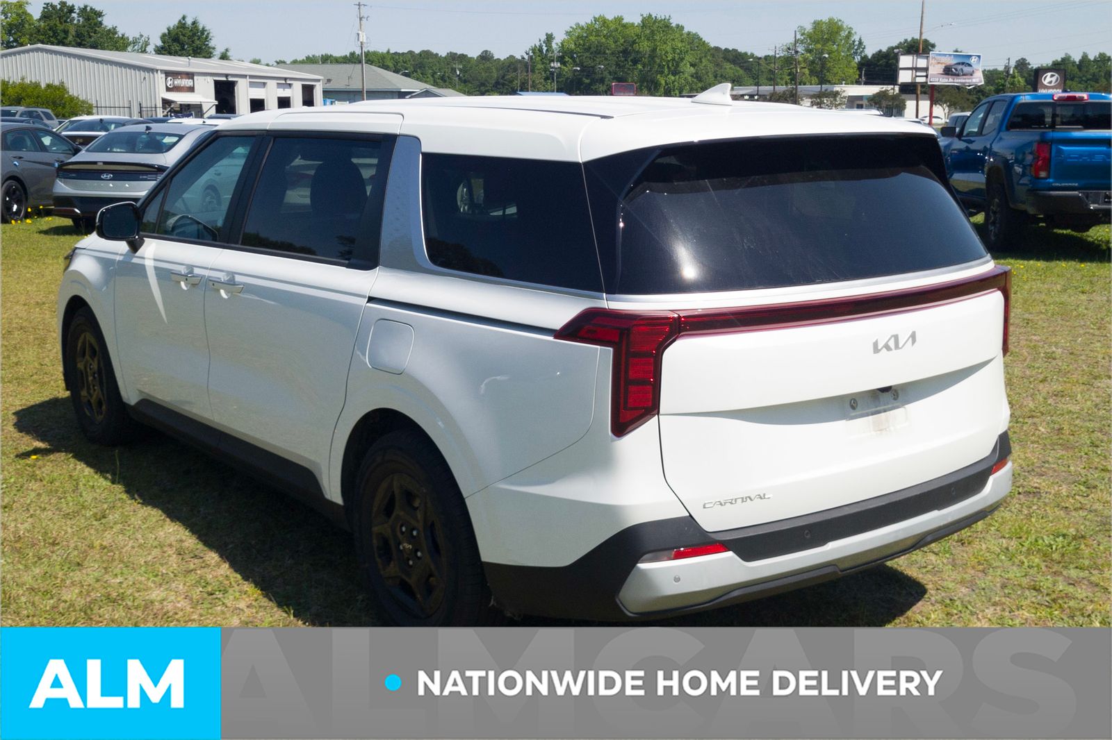 Used 2025 Snow White Pearl Kia LXS image 5