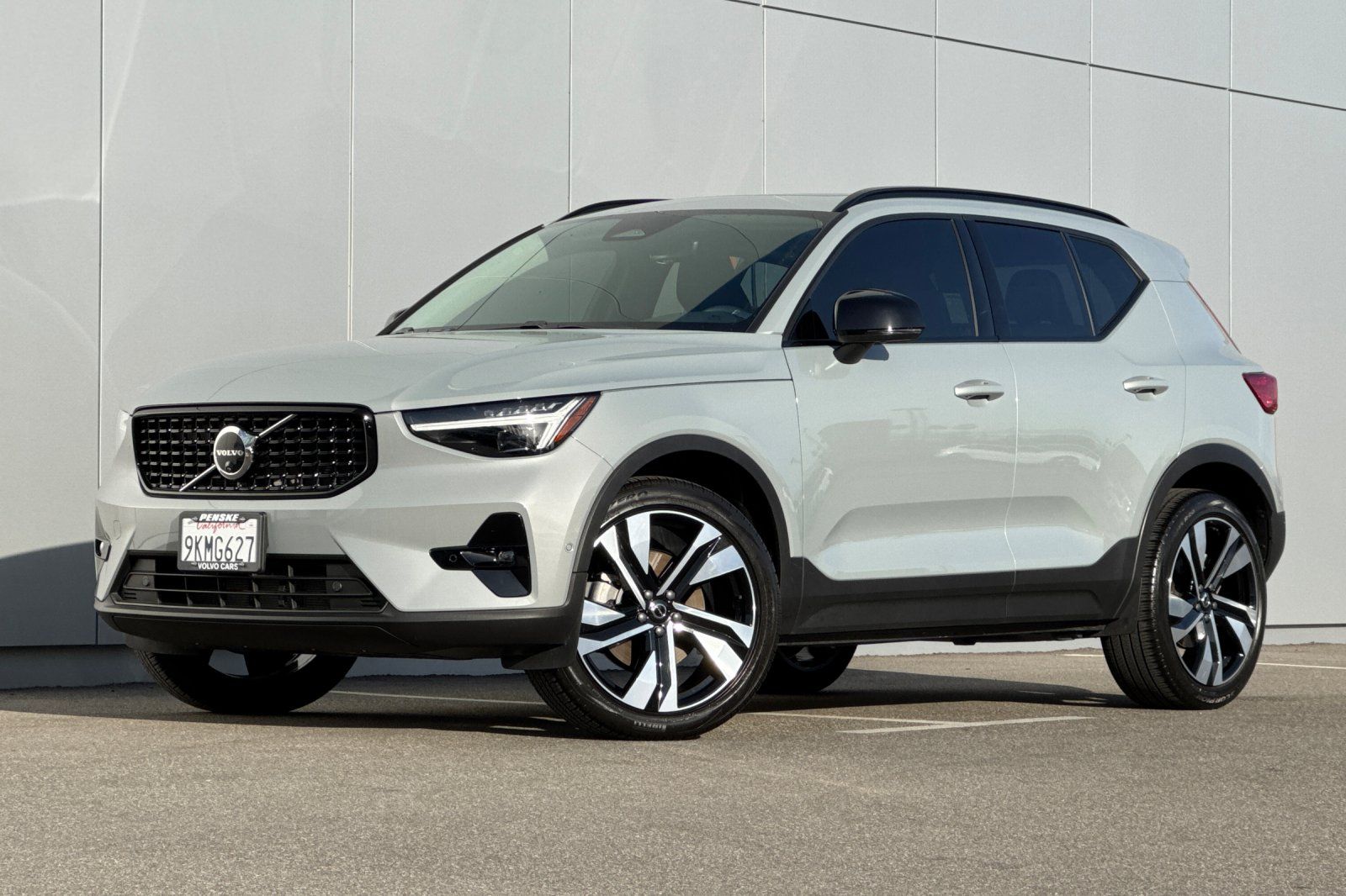 2024 Volvo XC40 B5 Plus Dark Theme AWD