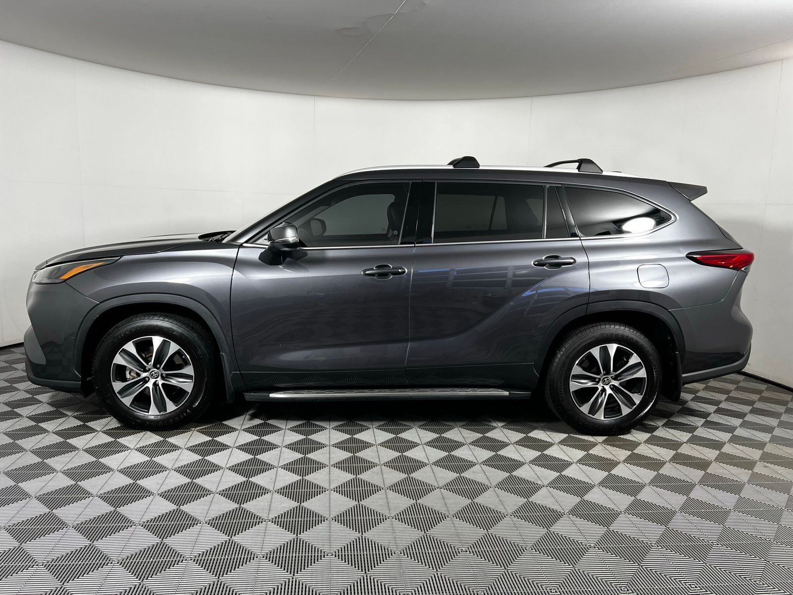 2022 Toyota Highlander XLE 8
