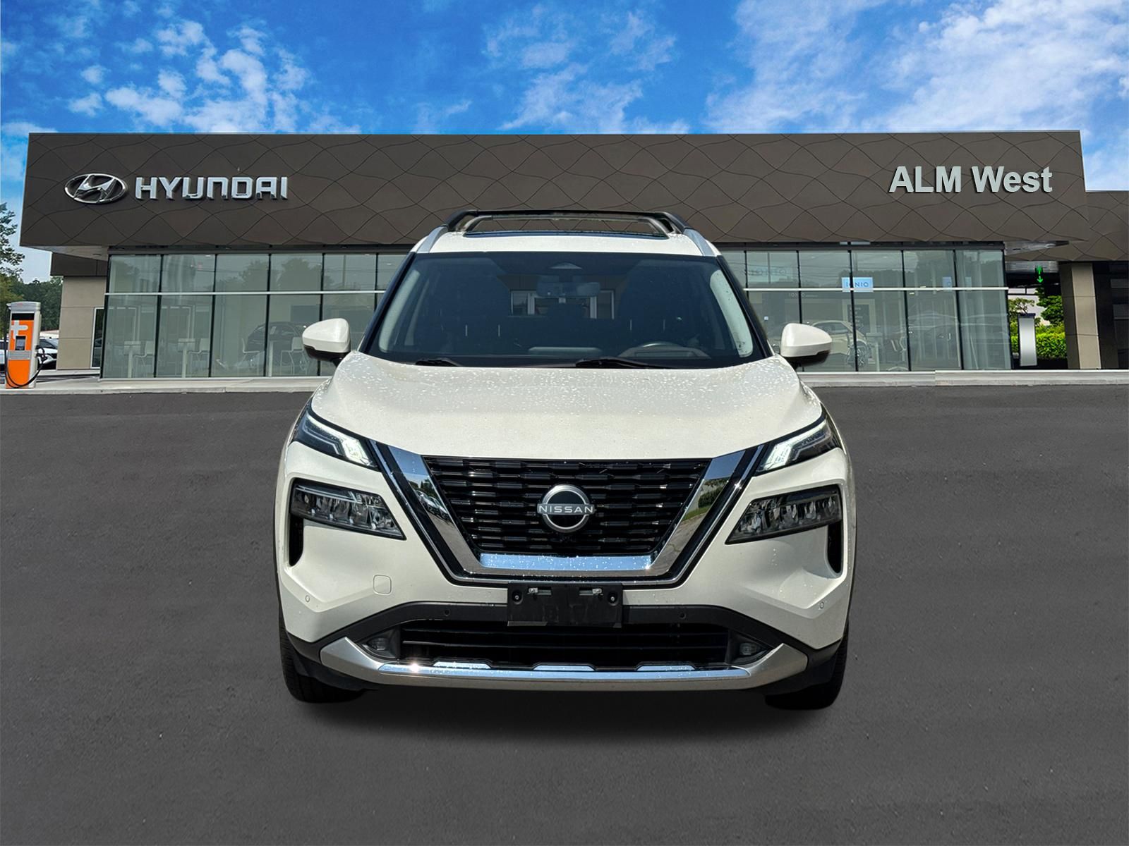 Used 2022 White Nissan Platinum image 2