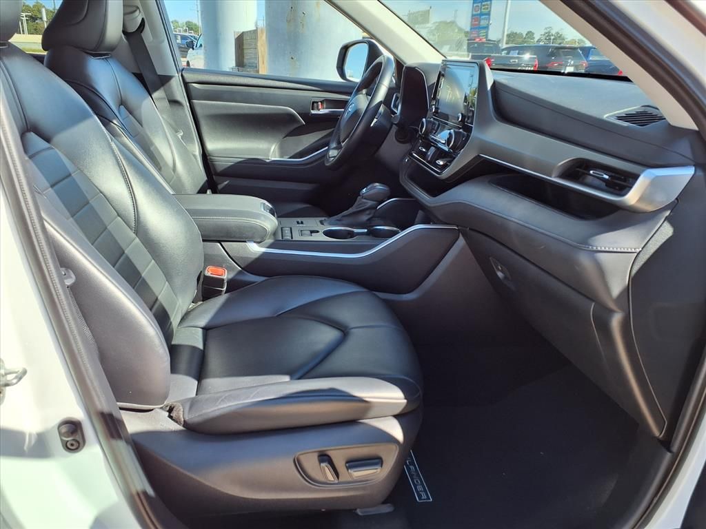 2022 Toyota Highlander XLE White at DeMontrond Mazda